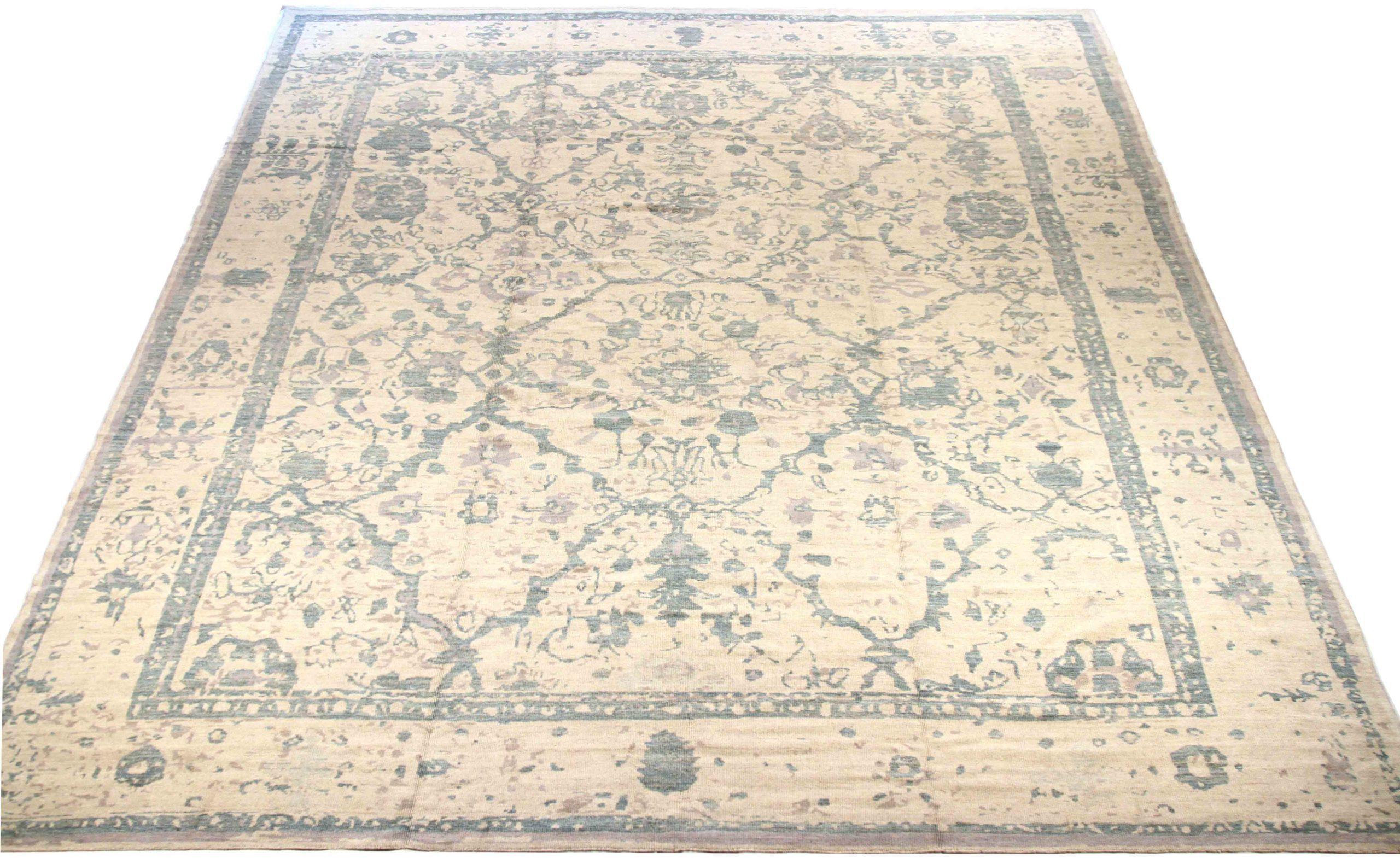 Entdecken Sie die Eleganz des persischen Oushak mit Teppichen aus der Zeit um 1990. Dieses exklusive Design, das mit viel Liebe zum Detail entworfen wurde, ist perfekt, um Ihren Raum zu verschönern.