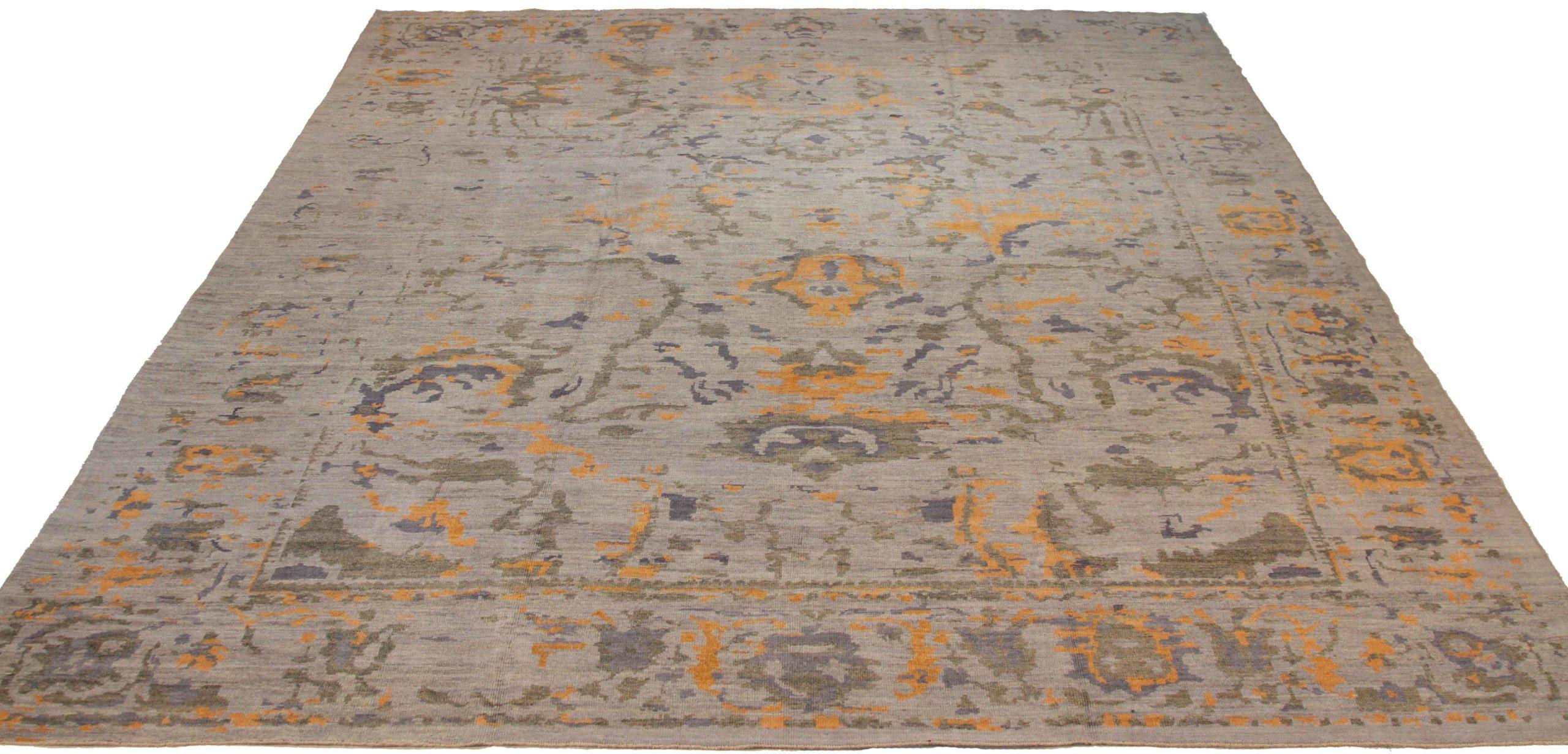 Descubre la elegancia de las alfombras persas Oushak de Circa 1990. Diseñado con meticulosa atención al detalle, este diseño exclusivo es perfecto para realzar tu espacio.