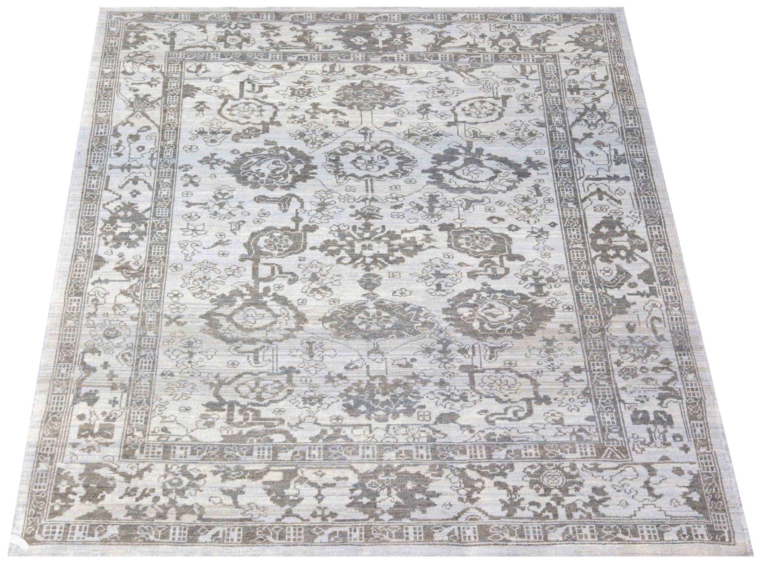 Découvrez l'élégance des tapis persans Oushak de Circa 1990. Conçu avec de la laine et du noir et blanc, ce design exclusif est parfait pour mettre en valeur votre espace.