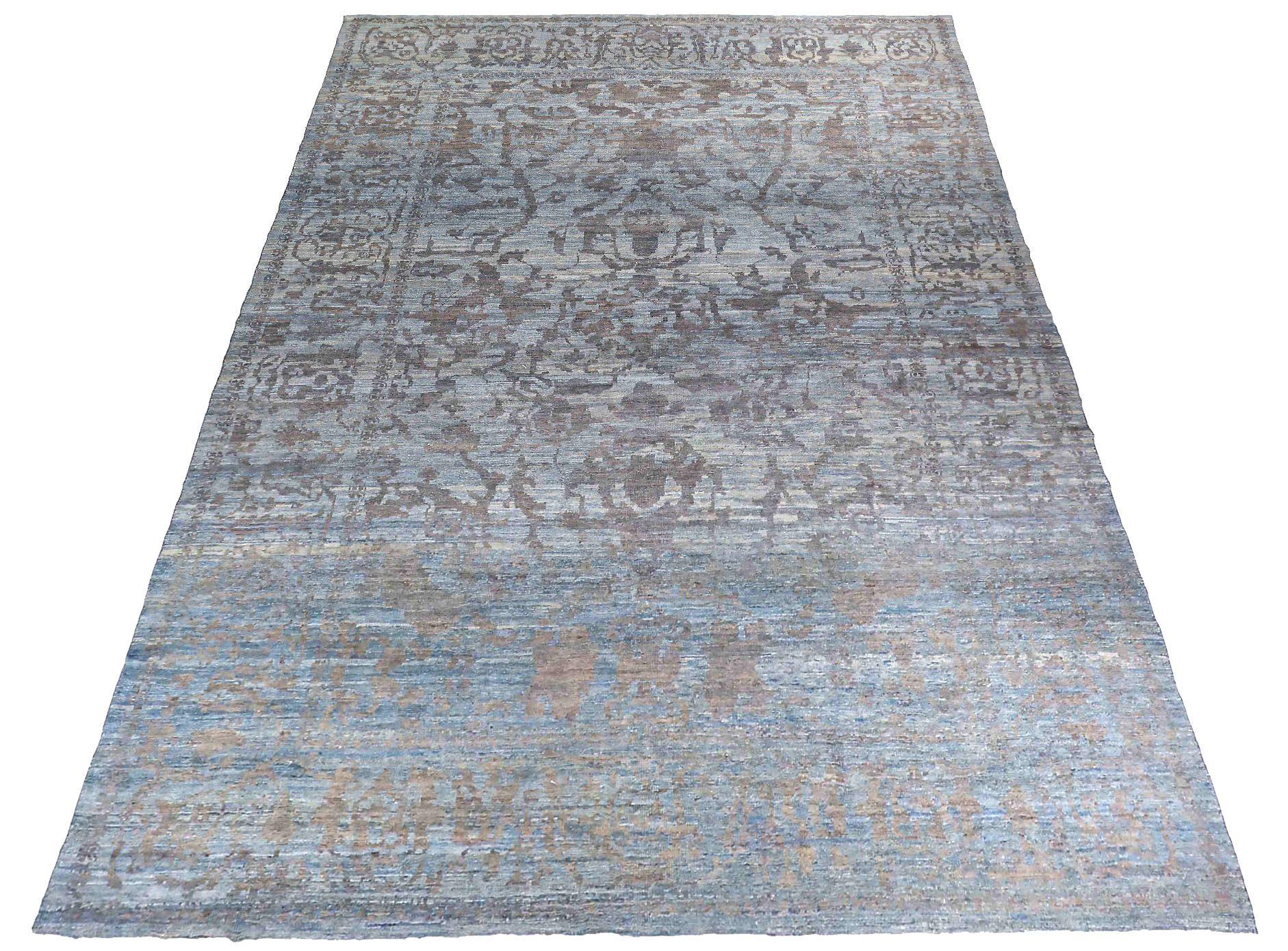Entdecken Sie die Eleganz des persischen Oushak mit Teppichen aus der Zeit um 1990. Dieses exklusive Design aus Wolle und BlueGray ist perfekt, um Ihren Raum zu verschönern.