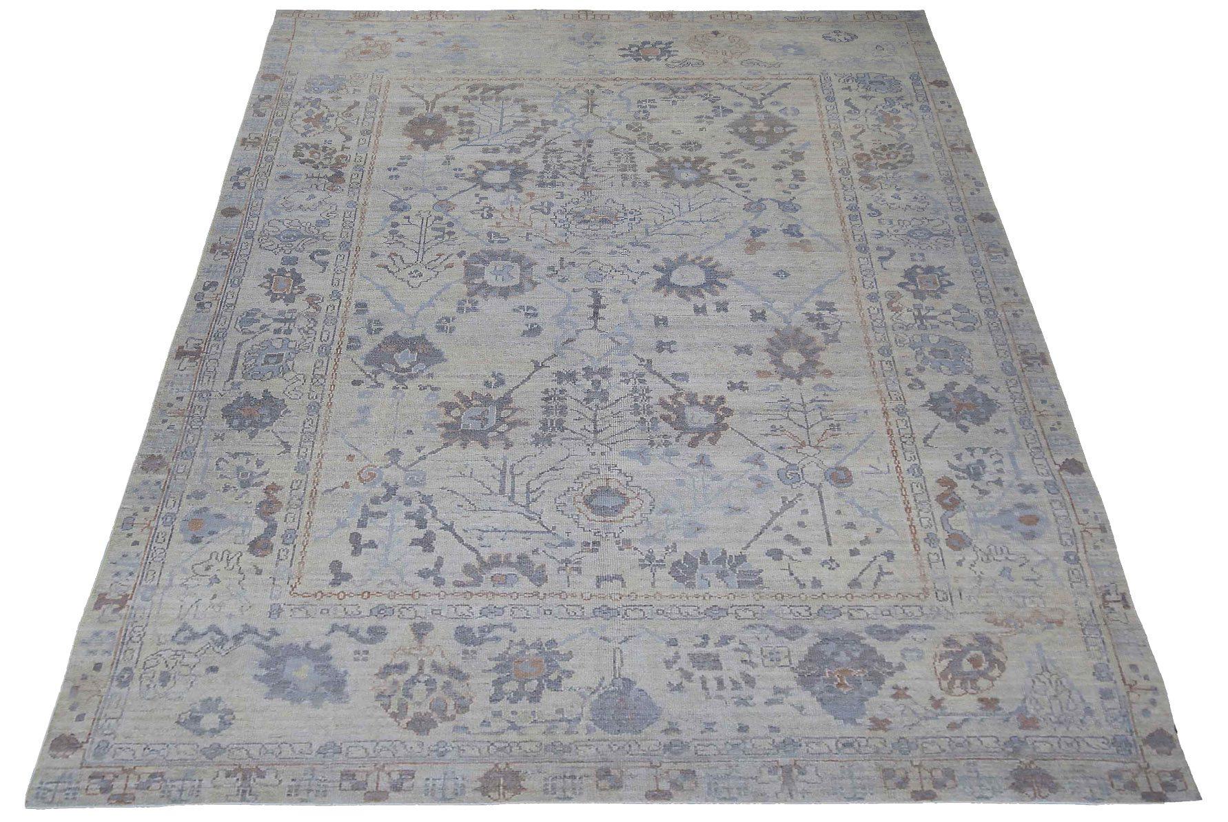 Entdecken Sie die Eleganz des persischen Oushak mit Teppichen aus der Zeit um 1990. Dieses exklusive Design aus Wolle und BlauGrauElfenbein ist perfekt, um Ihren Raum zu verschönern.