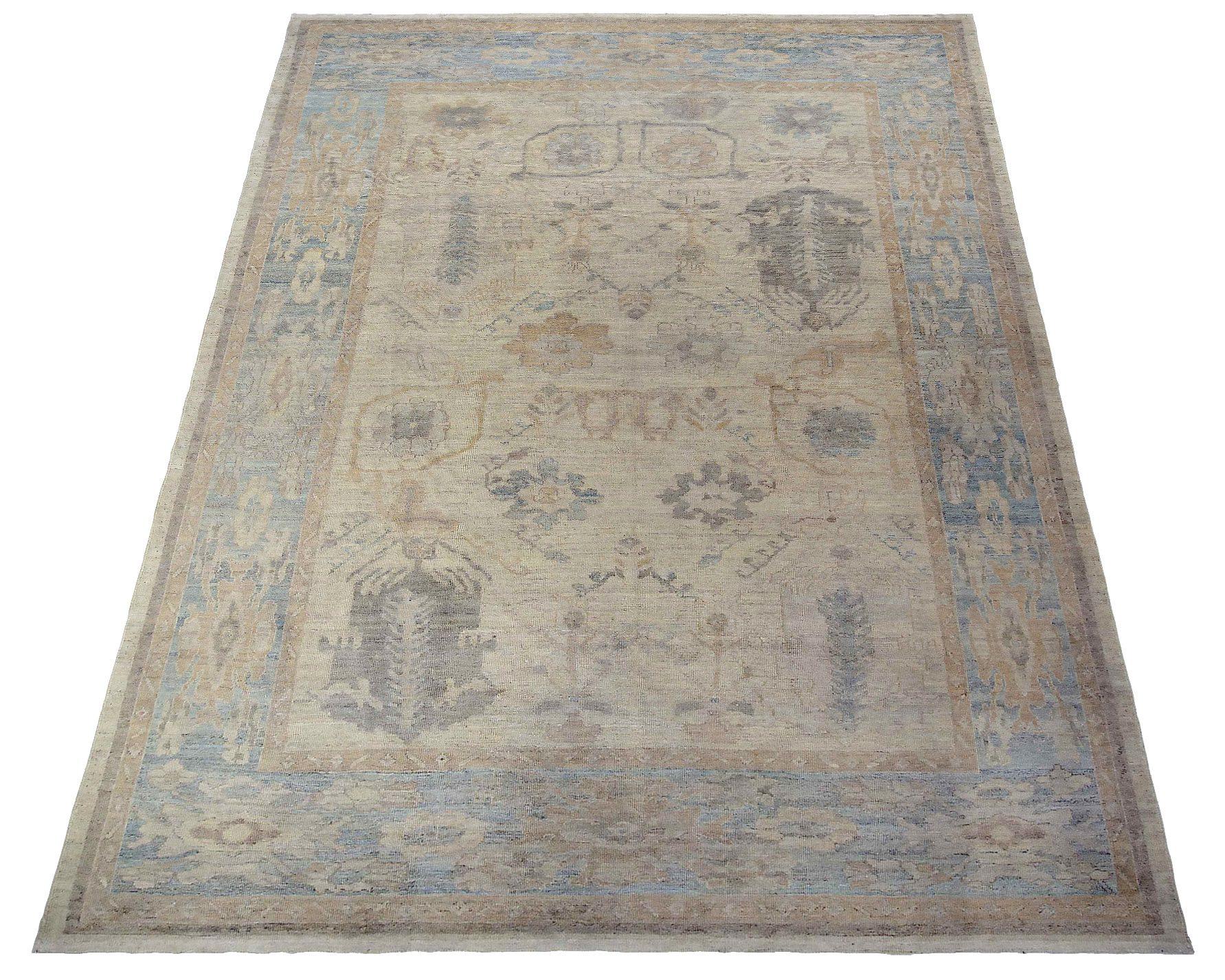 Entdecken Sie die Eleganz des persischen Oushak mit Teppichen aus der Zeit um 1990. Dieses exklusive Design aus Wolle und Blau-Elfenbein eignet sich perfekt, um Ihren Raum zu verschönern.