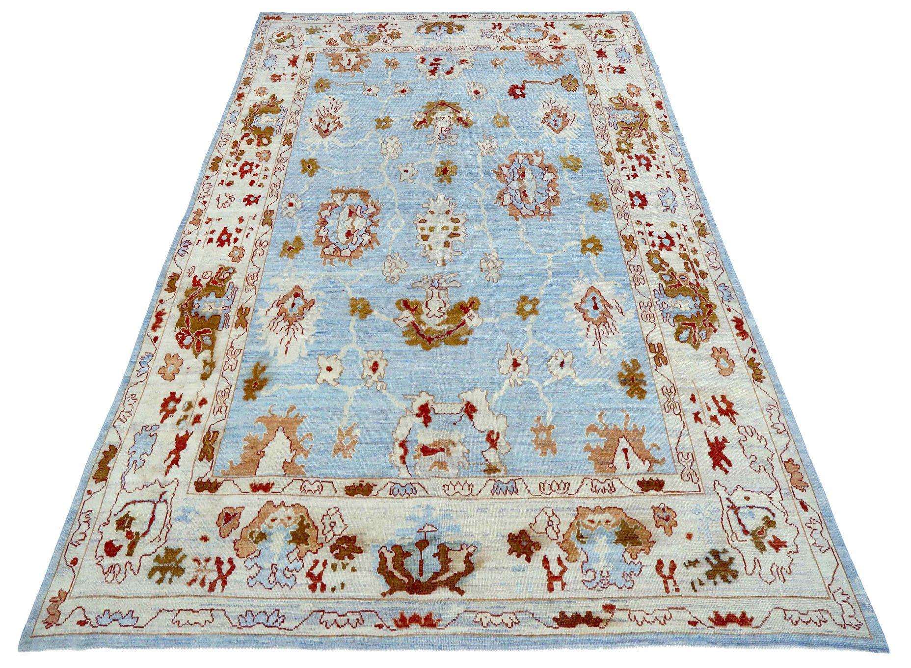 Entdecken Sie die Eleganz des persischen Oushak mit Teppichen aus der Zeit um 1990. Dieses exklusive Design aus Wolle und Blau-Elfenbein eignet sich perfekt, um Ihren Raum zu verschönern.