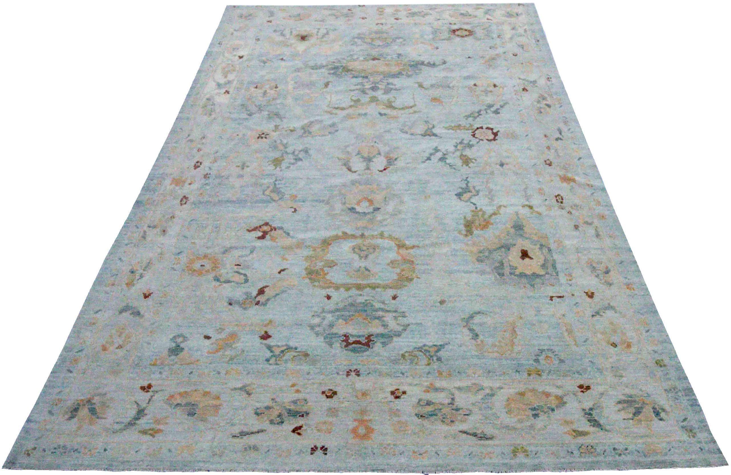 Entdecken Sie die Eleganz des persischen Oushak mit Teppichen aus der Zeit um 1990. Dieses exklusive Design aus Wolle und Blau-Elfenbein eignet sich perfekt, um Ihren Raum zu verschönern.