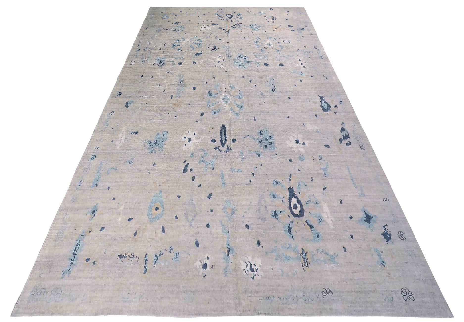 Entdecken Sie die Eleganz des persischen Oushak mit Teppichen aus der Zeit um 1990. Dieses exklusive Design aus Wolle und Blau-Elfenbein eignet sich perfekt, um Ihren Raum zu verschönern.