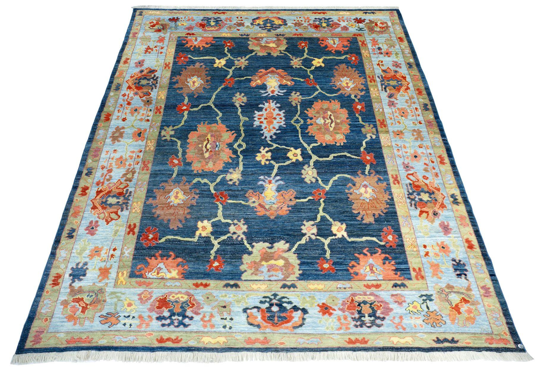 Descubre la elegancia de las alfombras persas Oushak de Circa 1990. Diseñado con lana y colores azul marino y naranja, este diseño exclusivo es perfecto para realzar tu espacio.