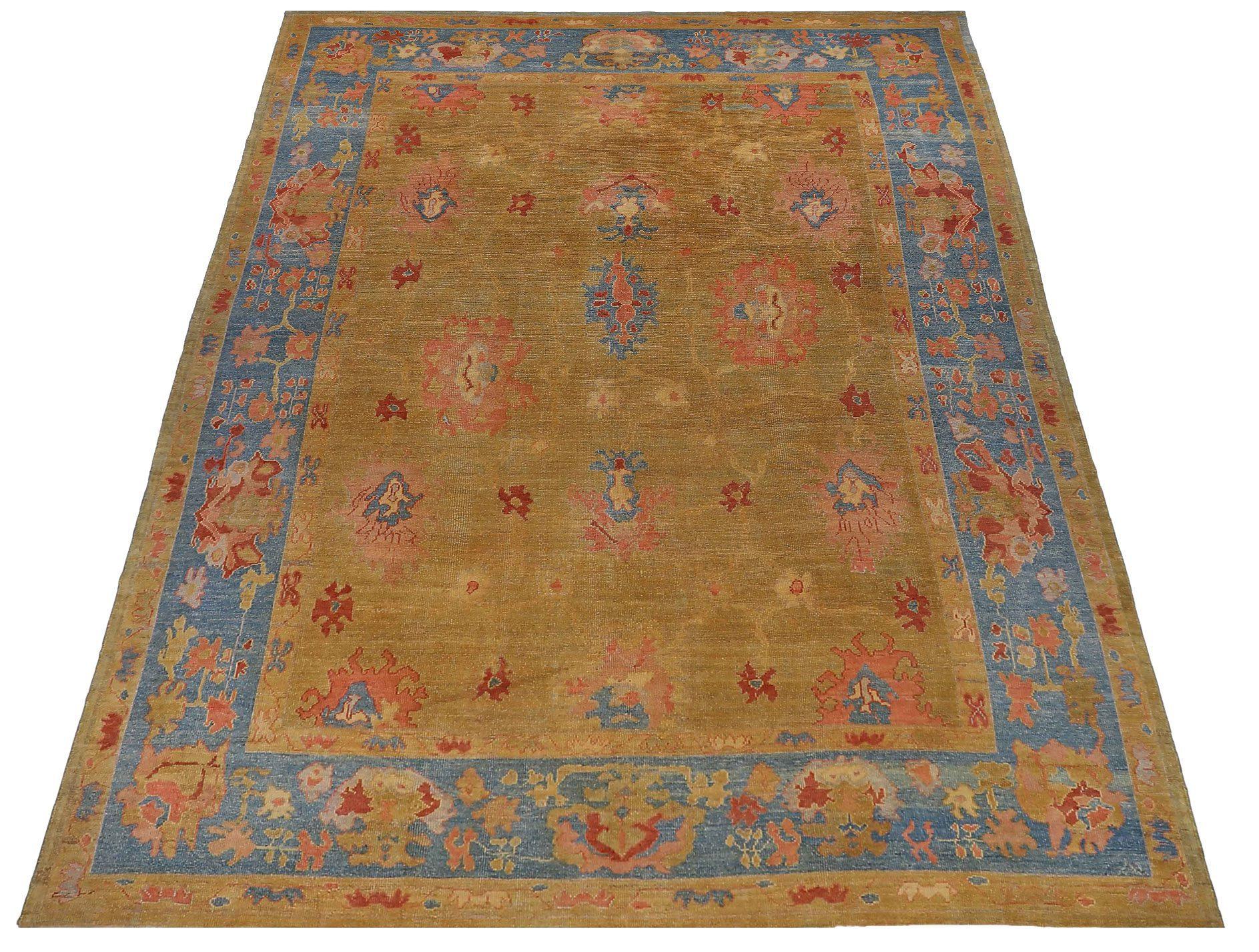 Découvrez l'élégance des tapis persans Oushak de Circa 1990. Conçu avec de la laine et du BluePinkYellow, ce design exclusif est parfait pour mettre en valeur votre espace.