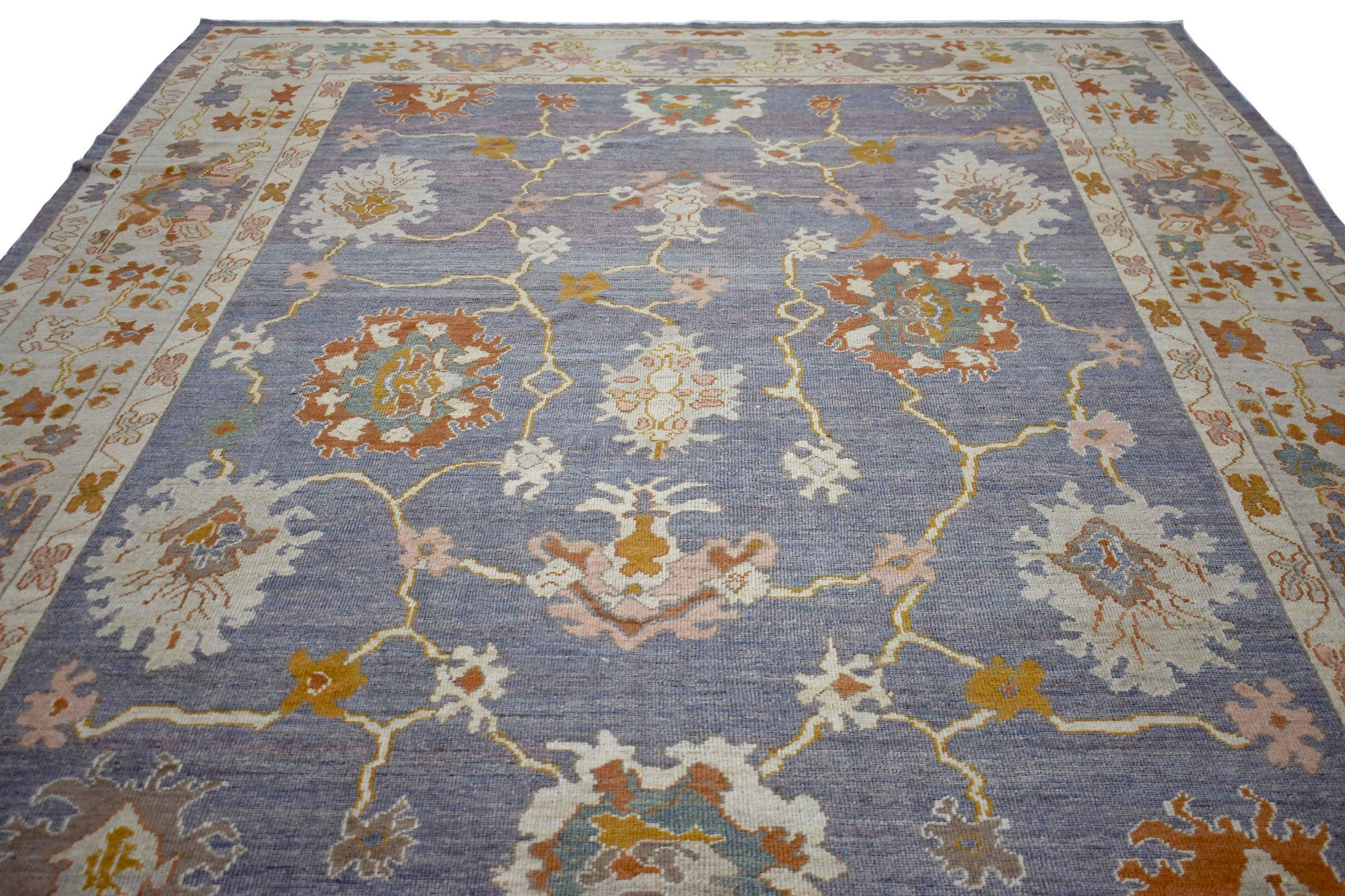 Entdecken Sie die Eleganz des persischen Oushak mit Teppichen aus der Zeit um 1990. Dieses exklusive Design aus Wolle und BraunGrauElfenbein ist perfekt, um Ihren Raum zu verschönern.