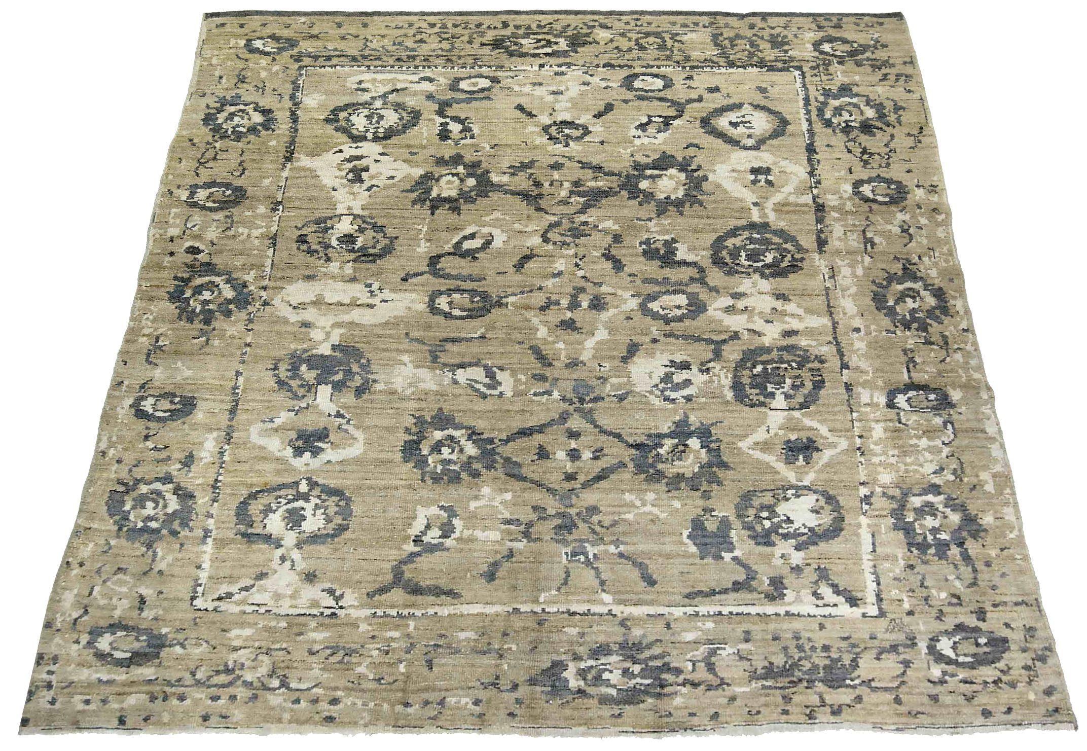 Scopri l'eleganza dei tappeti persiani Oushak con le caratteristiche dei tappeti CIRCA del 1990. Progettato con lana e marrone-avorio-tortora, questo design esclusivo è perfetto per valorizzare il tuo spazio.