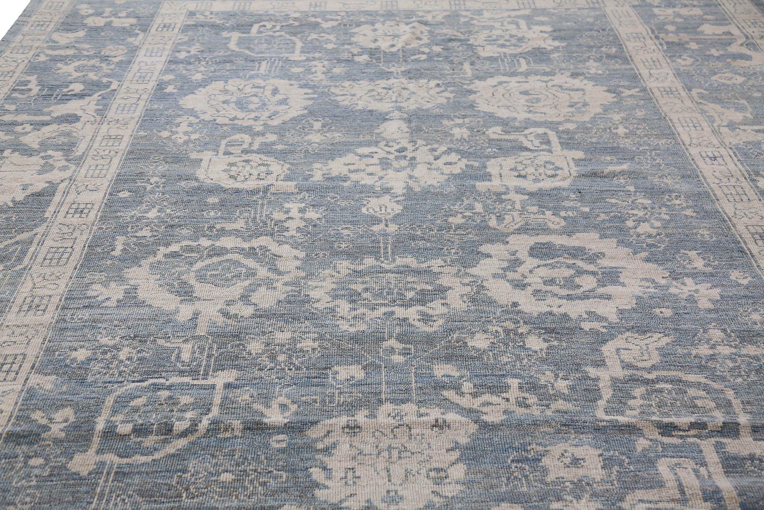 Entdecken Sie die Eleganz des persischen Oushak mit Teppichen aus der Zeit um 1990. Dieses exklusive Design aus Wolle und Grau-Elfenbein ist perfekt, um Ihren Raum zu verschönern.