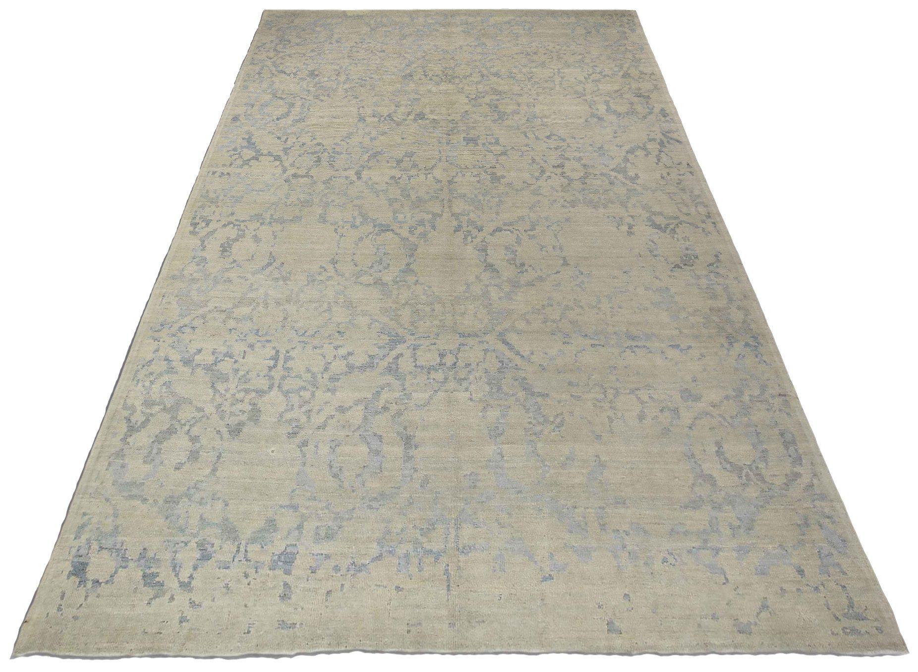 Entdecken Sie die Eleganz des persischen Oushak mit Teppichen aus der Zeit um 1990. Dieses exklusive Design aus Wolle und Grau-Elfenbein ist perfekt, um Ihren Raum zu verschönern.