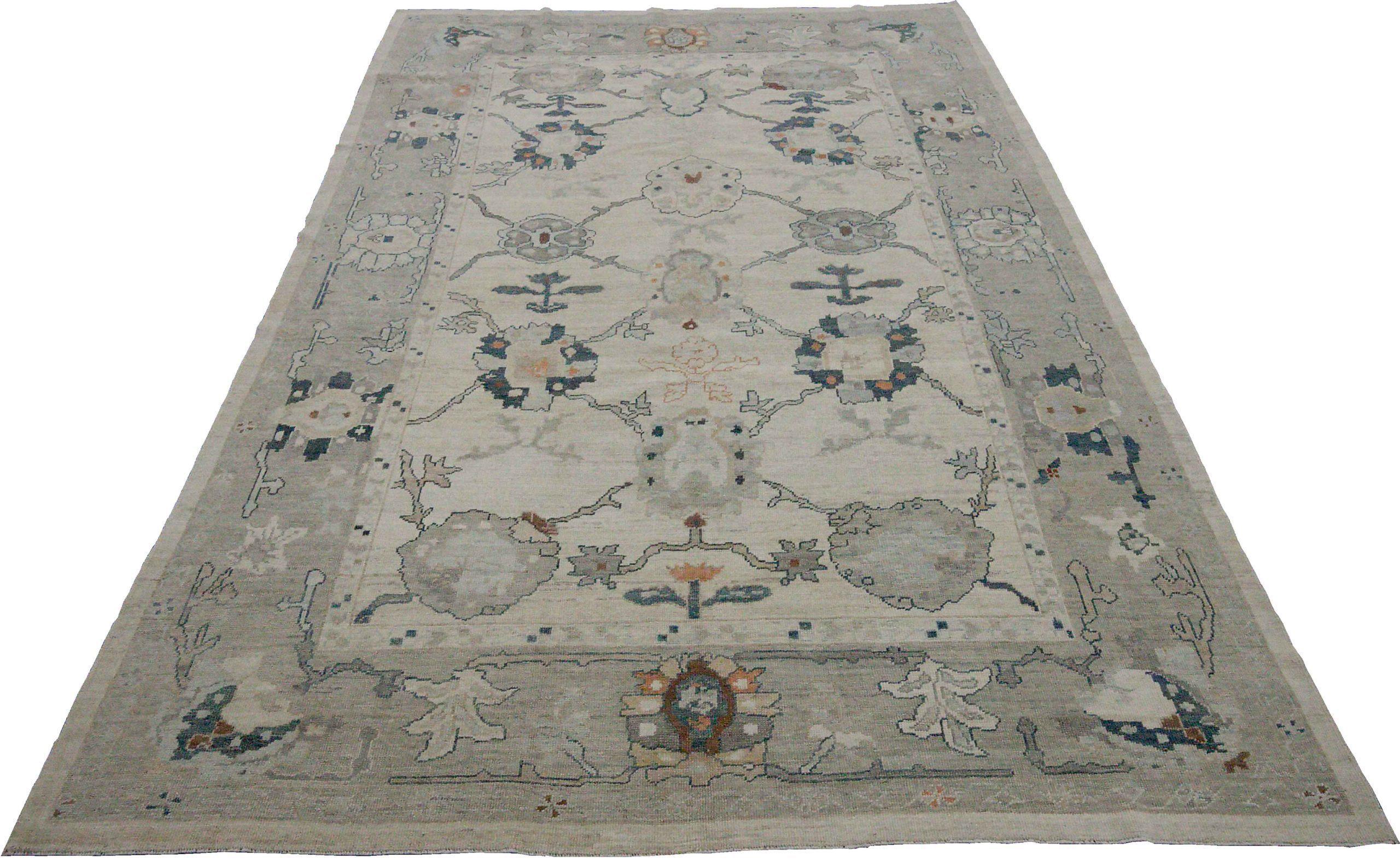 Entdecken Sie die Eleganz des persischen Oushak mit Teppichen aus der Zeit um 1990. Dieses exklusive Design aus Wolle und Grau-Elfenbein ist perfekt, um Ihren Raum zu verschönern.