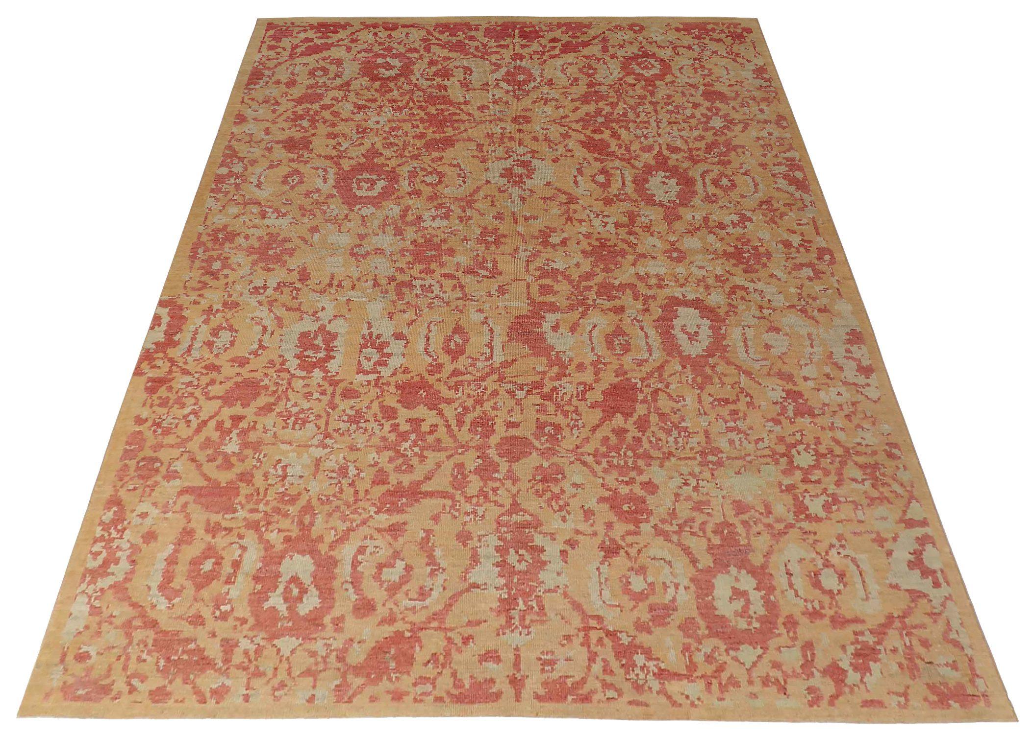 Entdecken Sie die Eleganz des persischen Oushak mit Teppichen aus der Zeit um 1990. Dieses exklusive Design aus Wolle und ElfenbeinOrangeRot ist perfekt, um Ihren Raum zu verschönern.