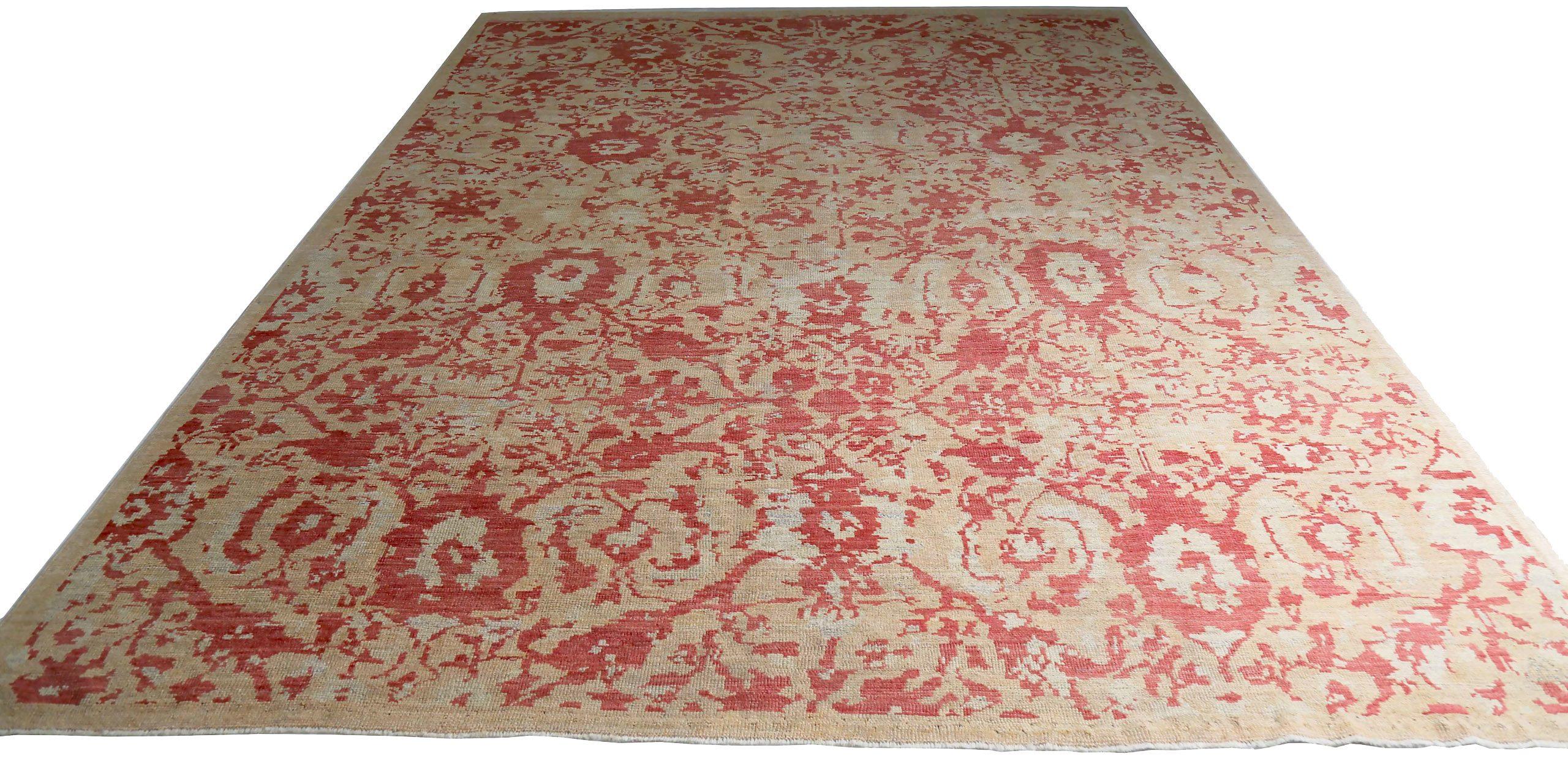 Entdecken Sie die Eleganz des persischen Oushak mit Teppichen aus der Zeit um 1990. Dieses exklusive Design aus Wolle und IvoryRedTaupe ist perfekt, um Ihren Raum zu verschönern.