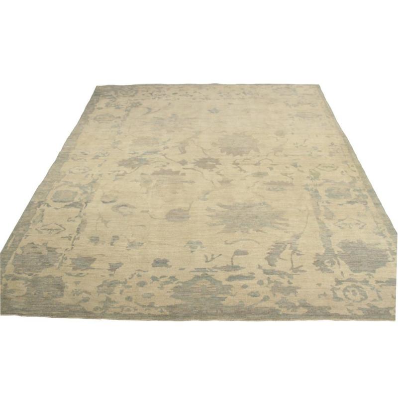 Scopri l'eleganza dei tappeti persiani Oushak. Progettato con una meticolosa attenzione ai dettagli, questo design esclusivo è perfetto per valorizzare il tuo spazio.