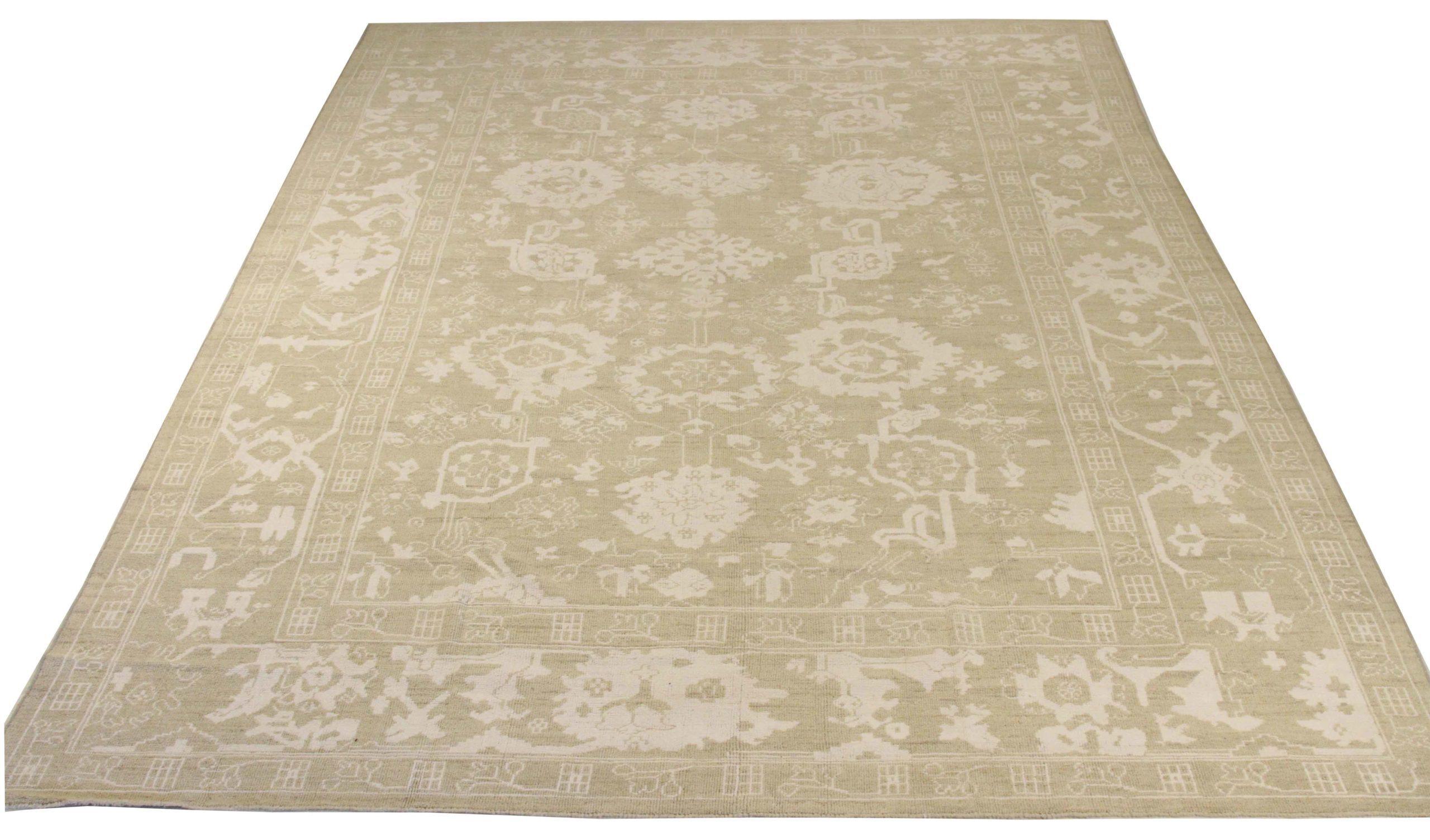 Scopri l'eleganza dei tappeti persiani Oushak. Progettato con una meticolosa attenzione ai dettagli, questo design esclusivo è perfetto per valorizzare il tuo spazio.