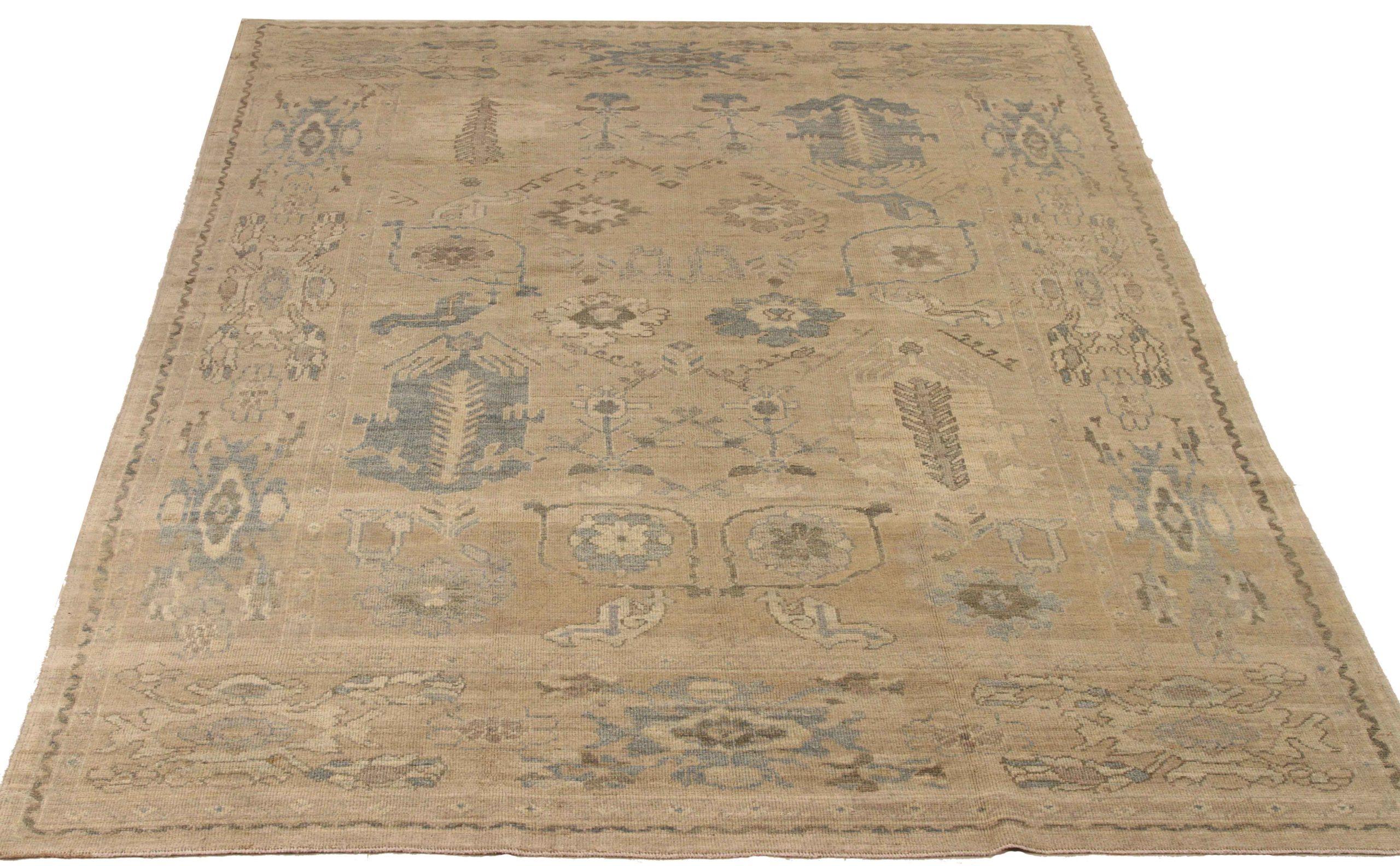 Scopri l'eleganza dei tappeti persiani Oushak. Progettato con una meticolosa attenzione ai dettagli, questo design esclusivo è perfetto per valorizzare il tuo spazio.