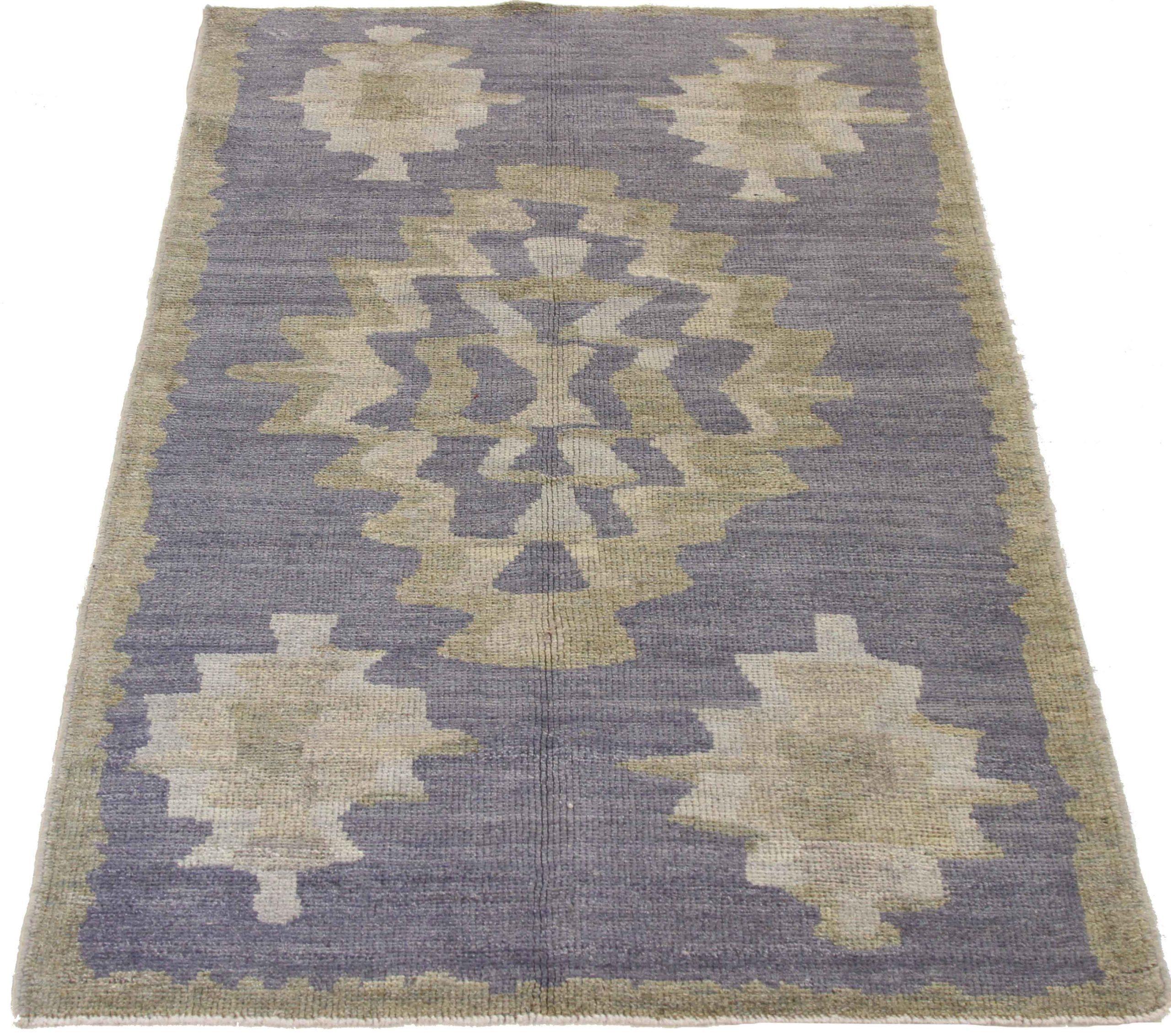Descubre la elegancia de las alfombras persas Oushak. Diseñado con meticulosa atención al detalle, este diseño exclusivo es perfecto para realzar tu espacio.