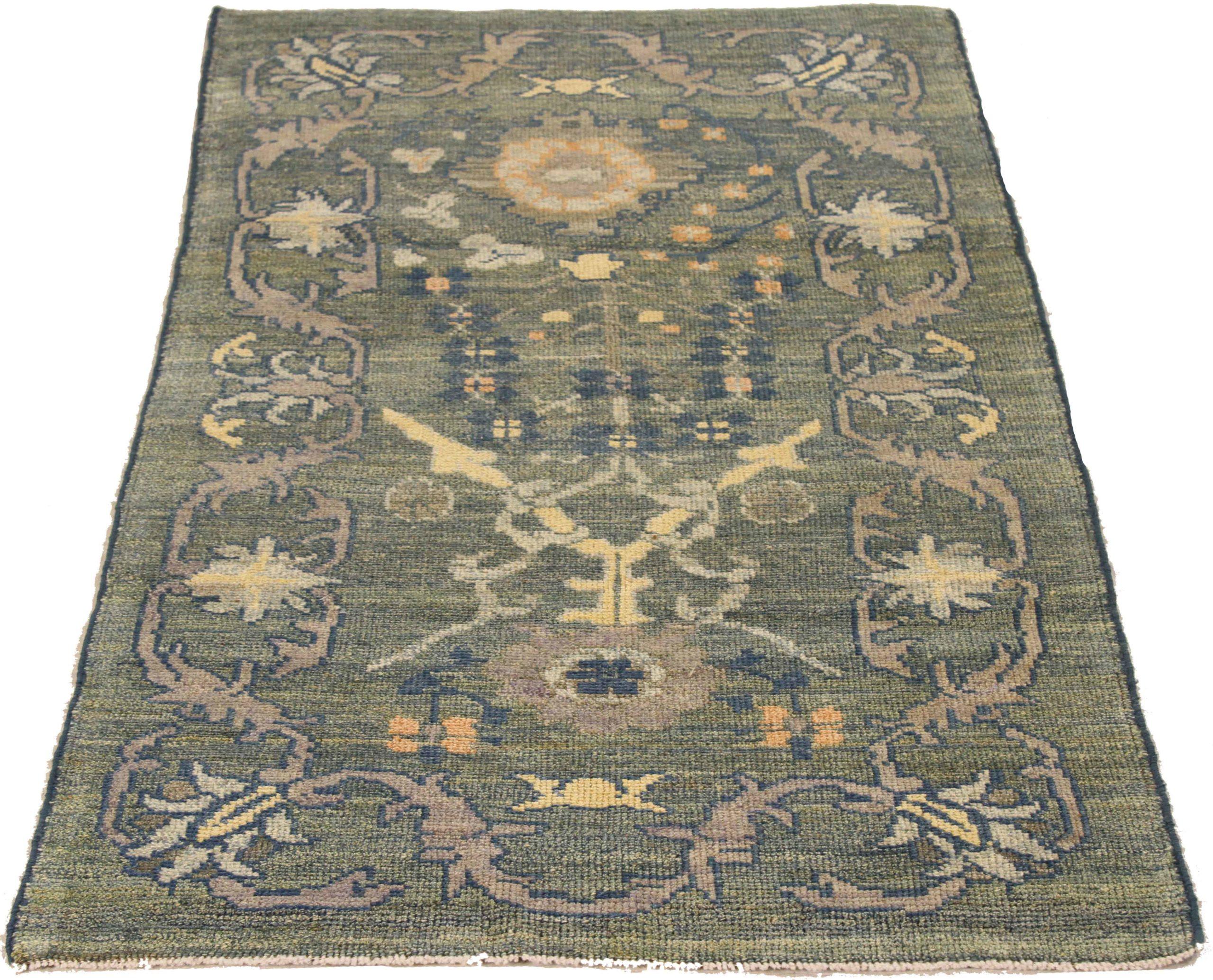 Scopri l'eleganza dei tappeti persiani Oushak. Progettato con una meticolosa attenzione ai dettagli, questo design esclusivo è perfetto per valorizzare il tuo spazio.