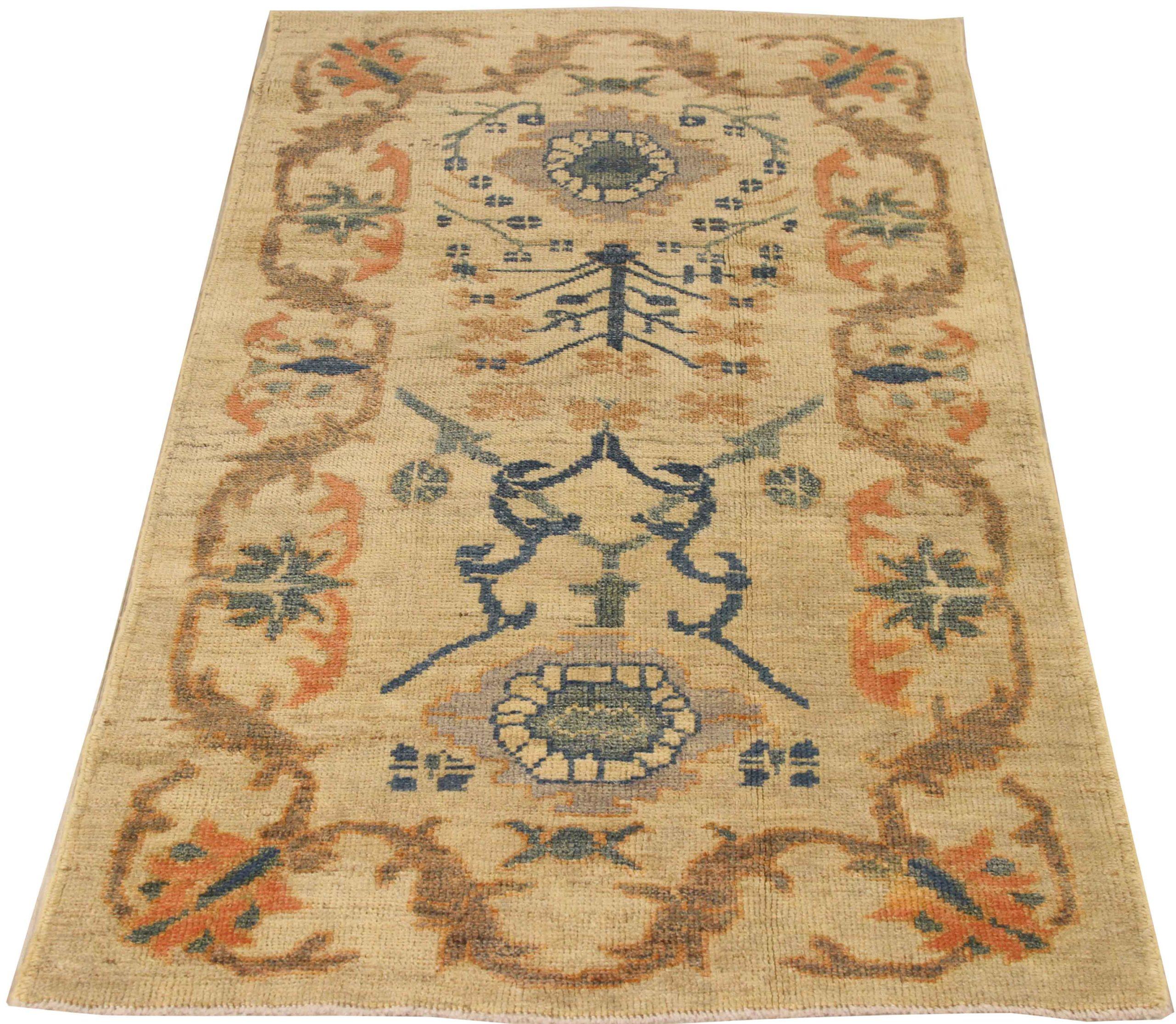 Scopri l'eleganza dei tappeti persiani Oushak. Progettato con una meticolosa attenzione ai dettagli, questo design esclusivo è perfetto per valorizzare il tuo spazio.