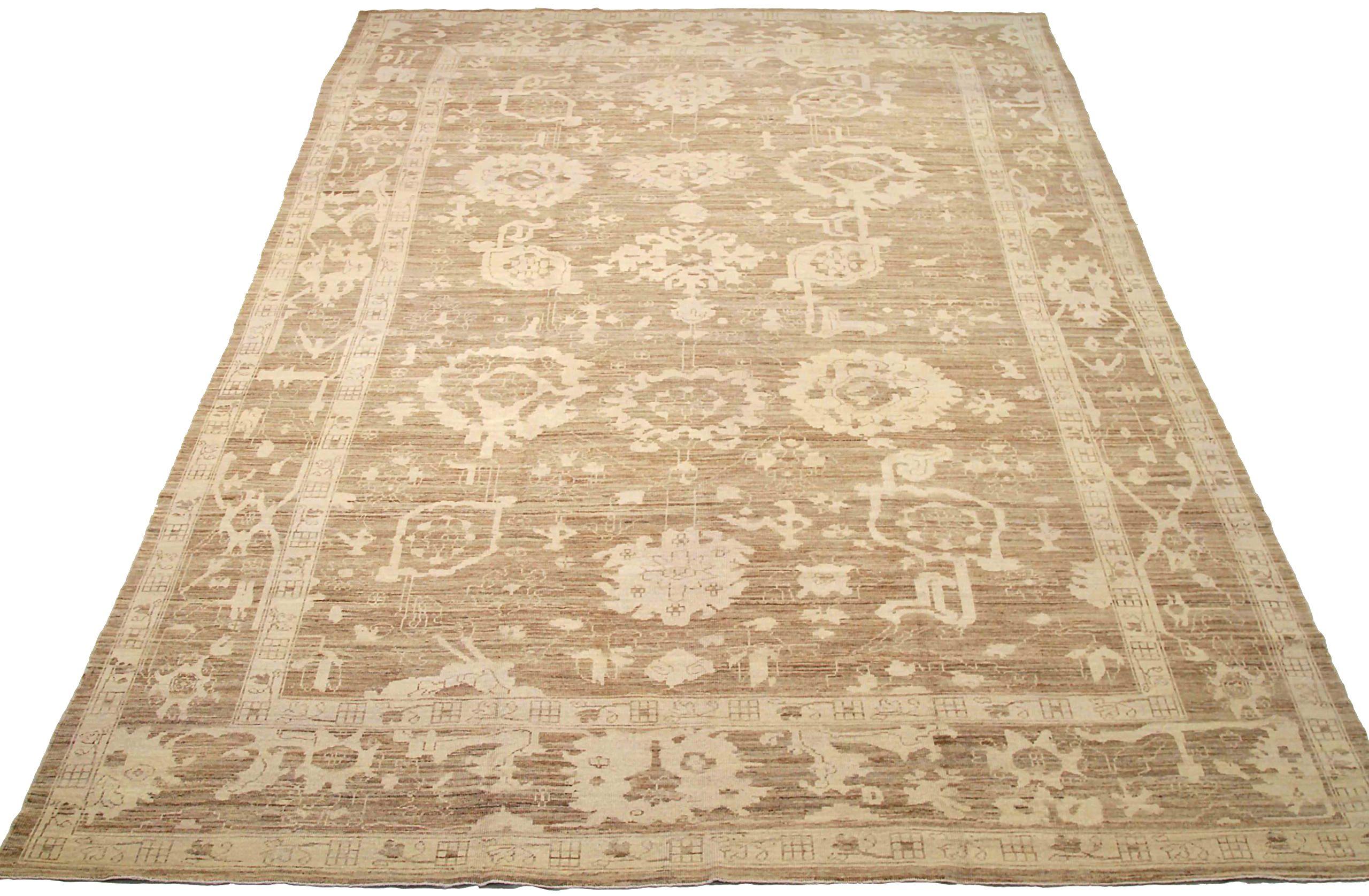 Descubre la elegancia de las alfombras persas Oushak. Diseñado con meticulosa atención al detalle, este diseño exclusivo es perfecto para realzar tu espacio.