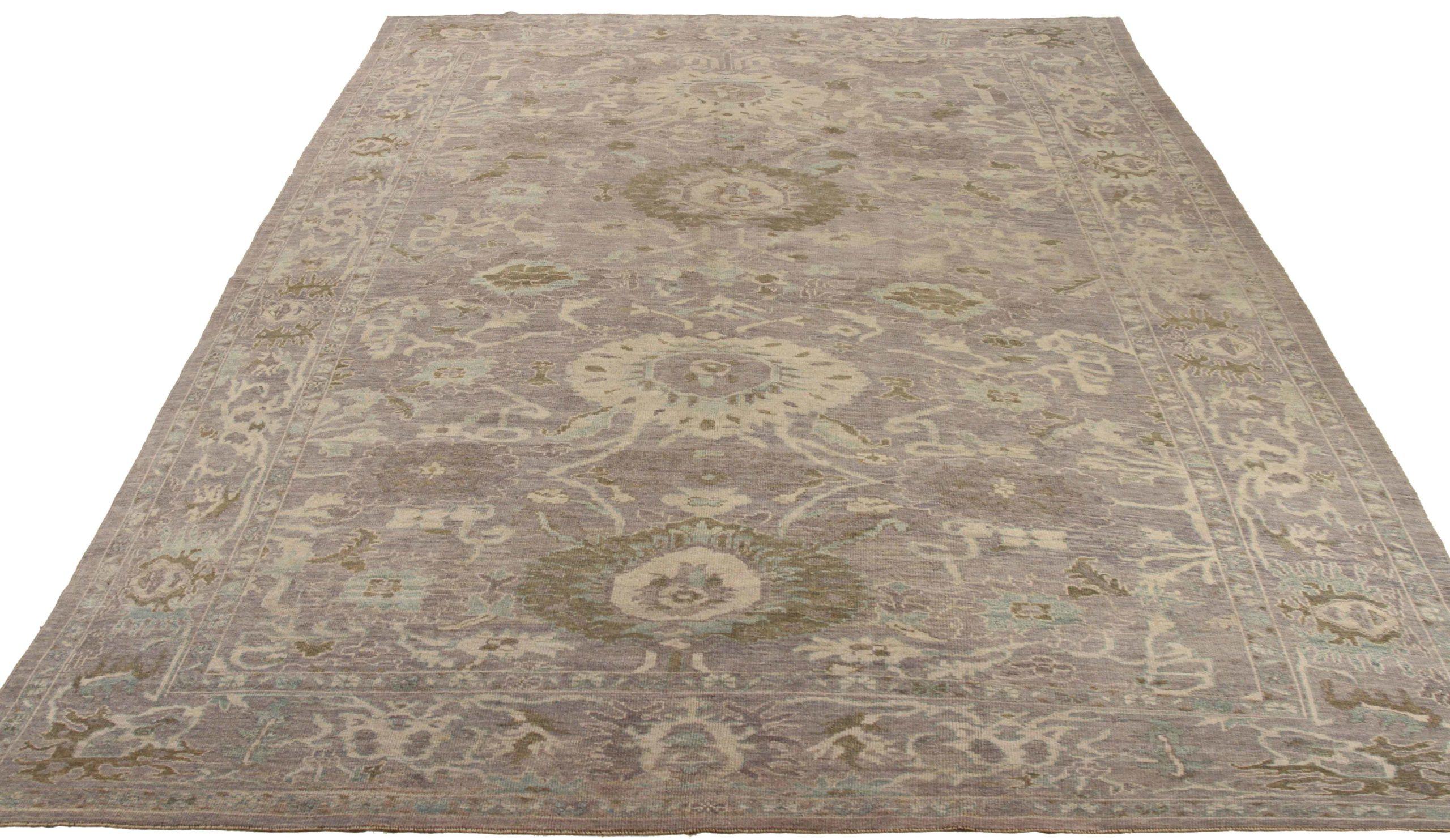 Scopri l'eleganza dei tappeti persiani Oushak. Progettato con una meticolosa attenzione ai dettagli, questo design esclusivo è perfetto per valorizzare il tuo spazio.