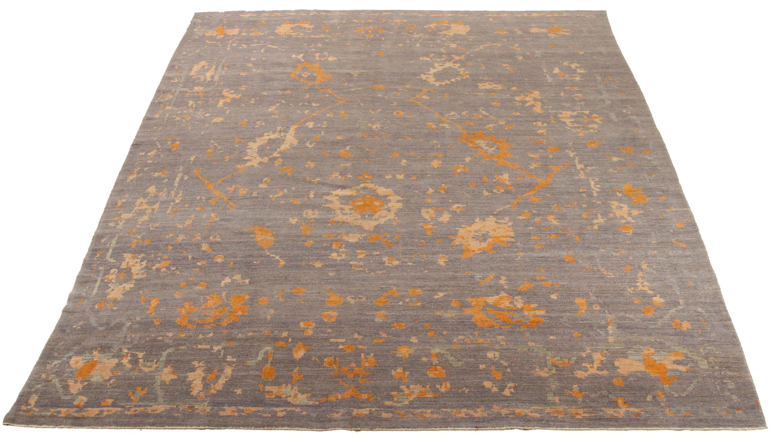 Scopri l'eleganza dei tappeti persiani Oushak. Progettato con una meticolosa attenzione ai dettagli, questo design esclusivo è perfetto per valorizzare il tuo spazio.