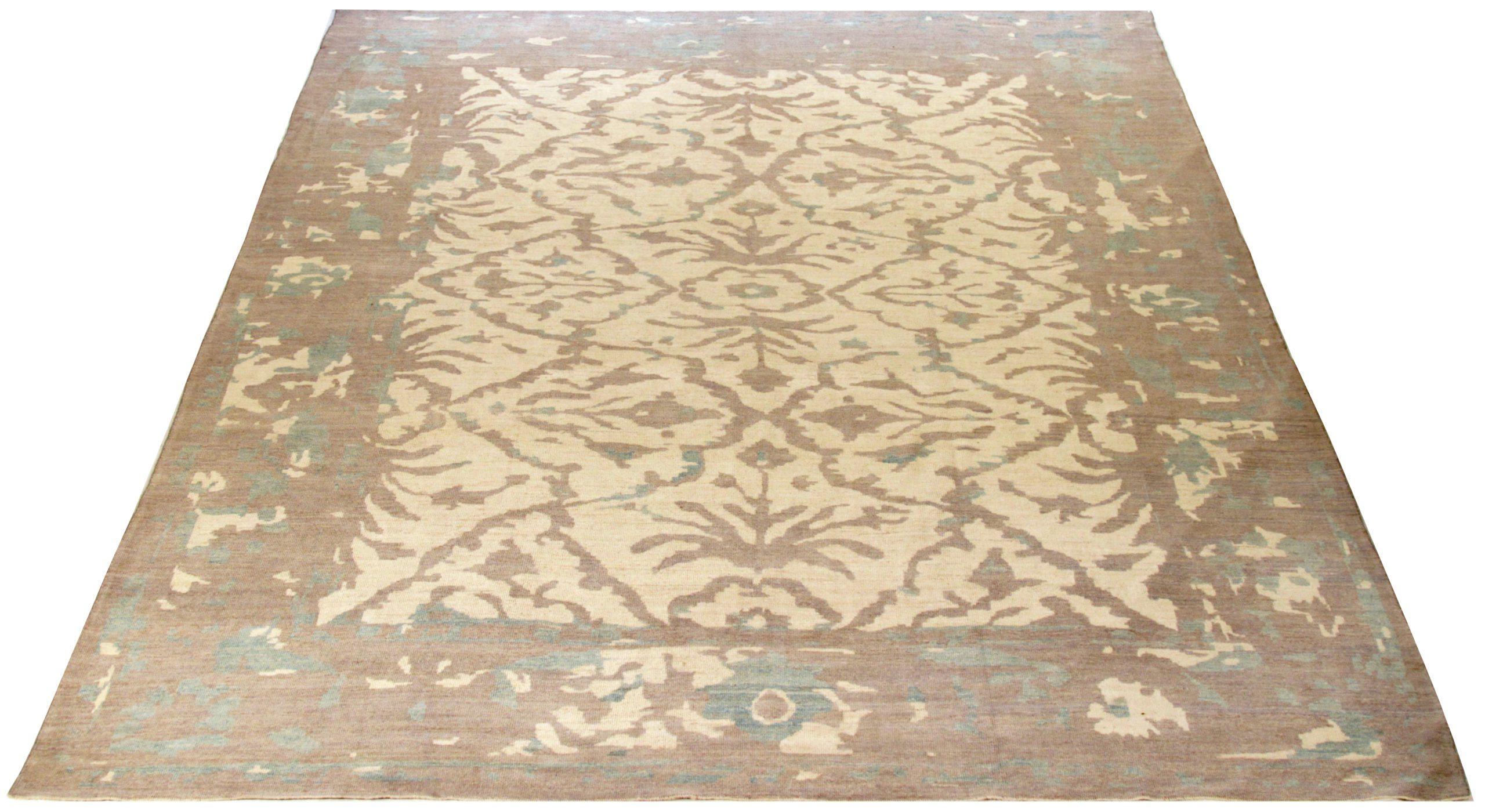 Descubre la elegancia de las alfombras persas Oushak de Circa 1990. Diseñado con lana y azul-marrón-marfil, este diseño exclusivo es perfecto para realzar tu espacio.