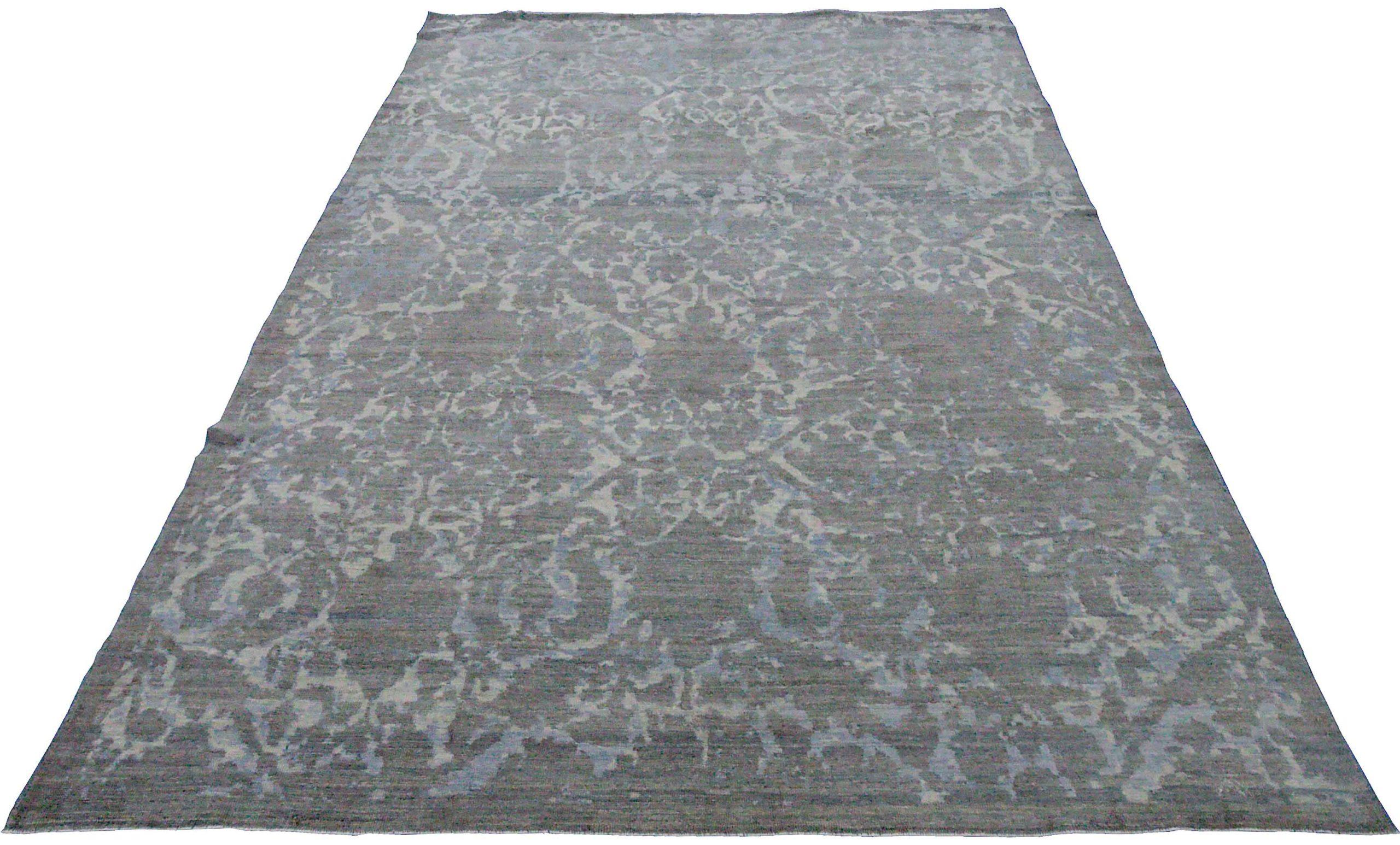 Découvrez l'élégance des tapis persans Oushak de Circa 1990. Conçu avec de la laine et du BlueBrownIvory, ce design exclusif est parfait pour mettre en valeur votre espace.