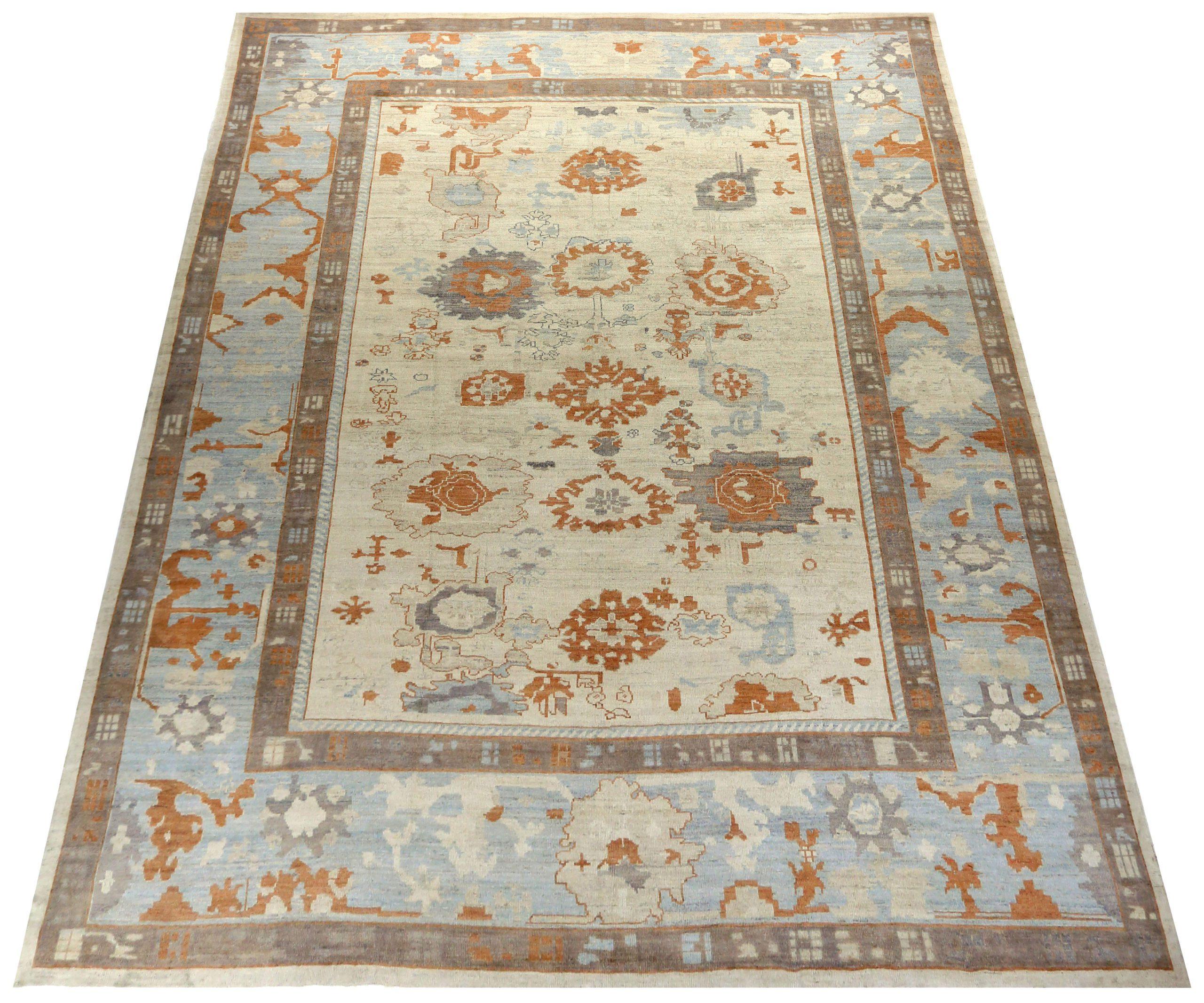 Découvrez l'élégance des tapis persans Oushak de Circa 1990. Conçu avec de la laine et du BlueBrownIvoryOrange, ce design exclusif est parfait pour mettre en valeur votre espace.