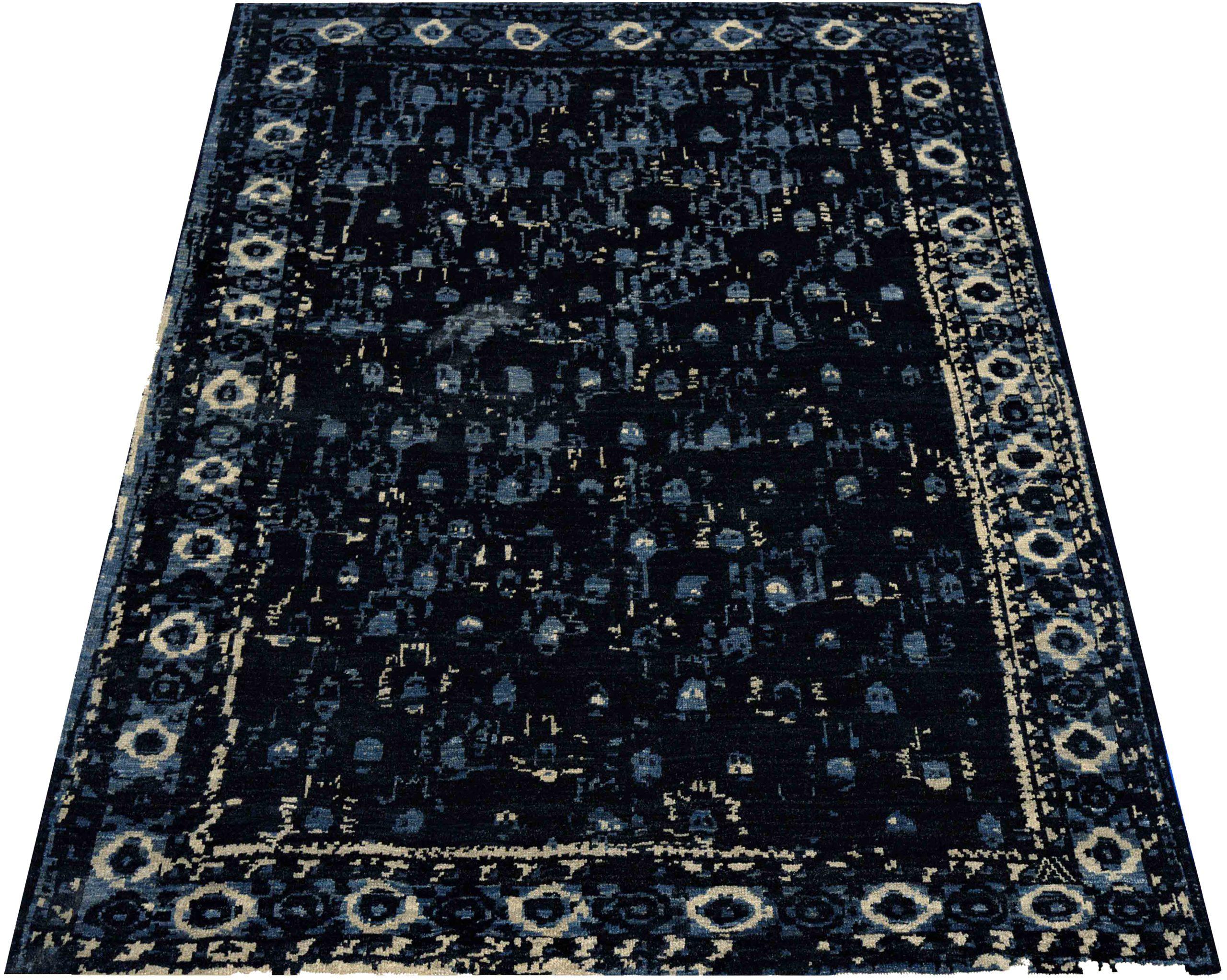 Découvrez l'élégance des tapis persans Oushak de Circa 1990. Conçu avec de la laine et du bleuIvoireMarine, ce design exclusif est parfait pour mettre en valeur votre espace.