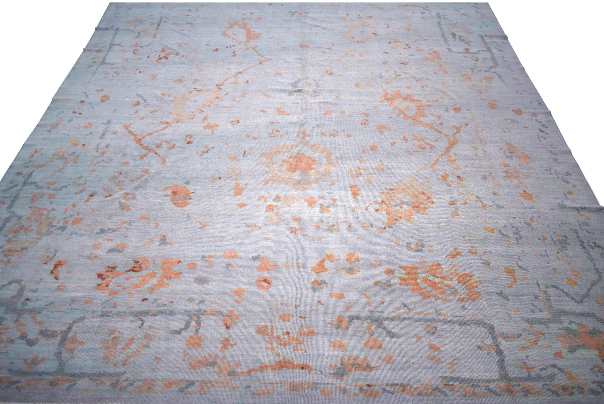 Entdecken Sie die Eleganz des persischen Oushak mit Teppichen aus der Zeit um 1990. Dieses exklusive Design aus Wolle und BluePink ist perfekt, um Ihren Raum zu verschönern.