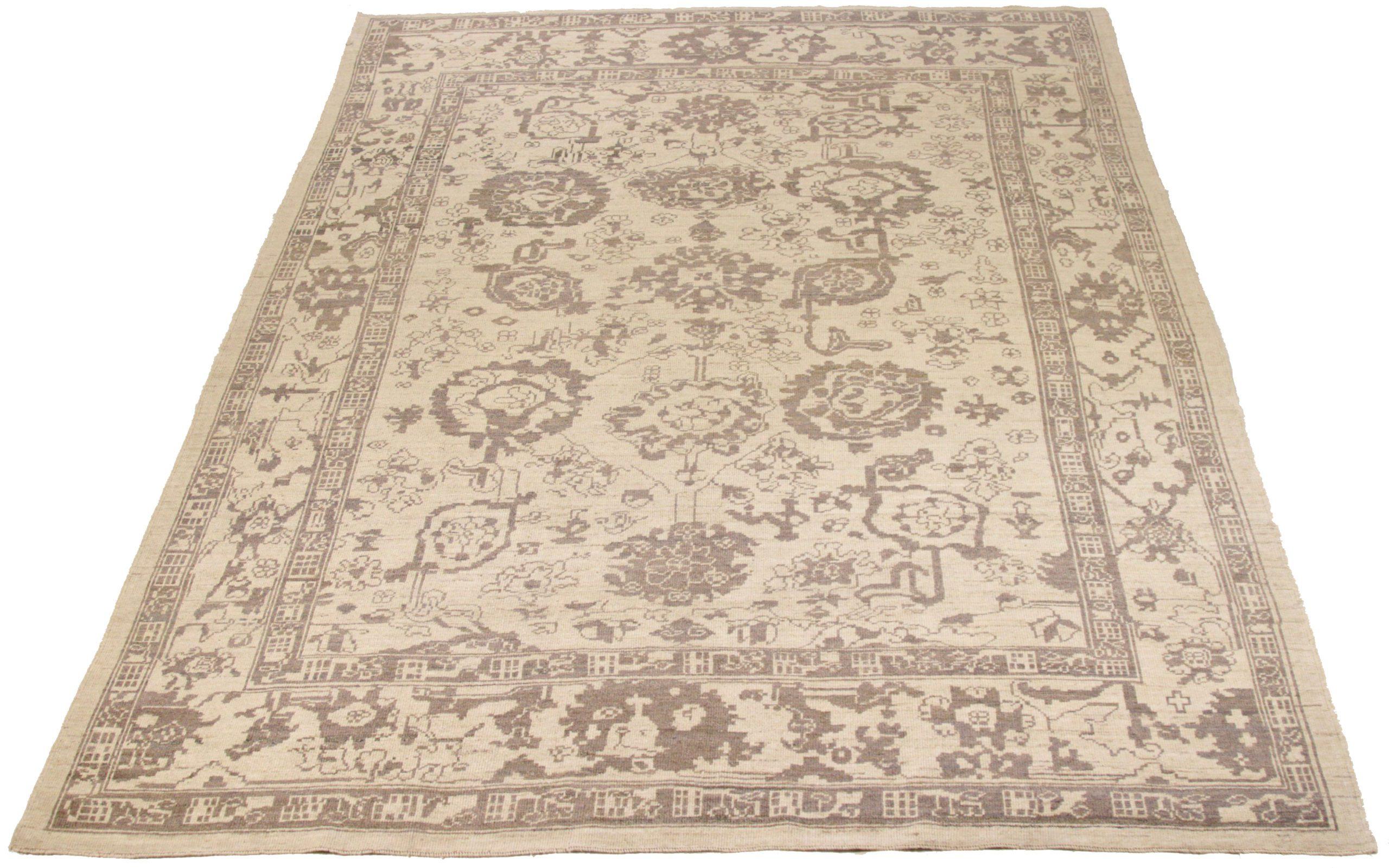 Scopri l'eleganza dei tappeti persiani Oushak con le caratteristiche dei tappeti CIRCA del 1990. Progettato in lana e marrone-avorio, questo design esclusivo è perfetto per valorizzare il tuo spazio.