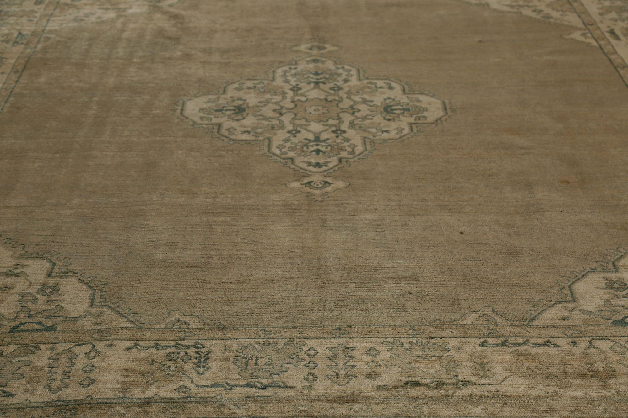 Scopri l'eleganza dei tappeti persiani Oushak con le caratteristiche dei tappeti CIRCA del 1910. Progettato con Lana e Marrone-Taupe, questo design esclusivo è perfetto per valorizzare il tuo spazio.