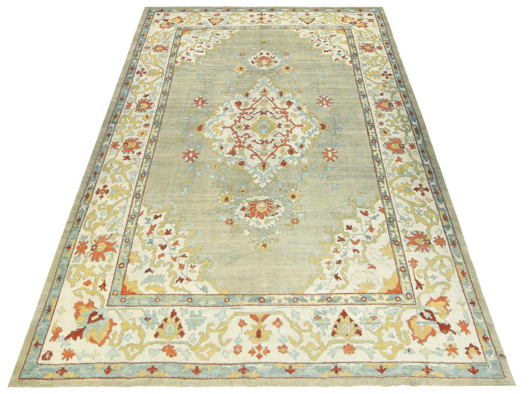 Découvrez l'élégance des tapis persans Oushak de Circa 1990. Conçu avec de la laine et du jaune IvoryRedYellow, ce design exclusif est parfait pour mettre en valeur votre espace.