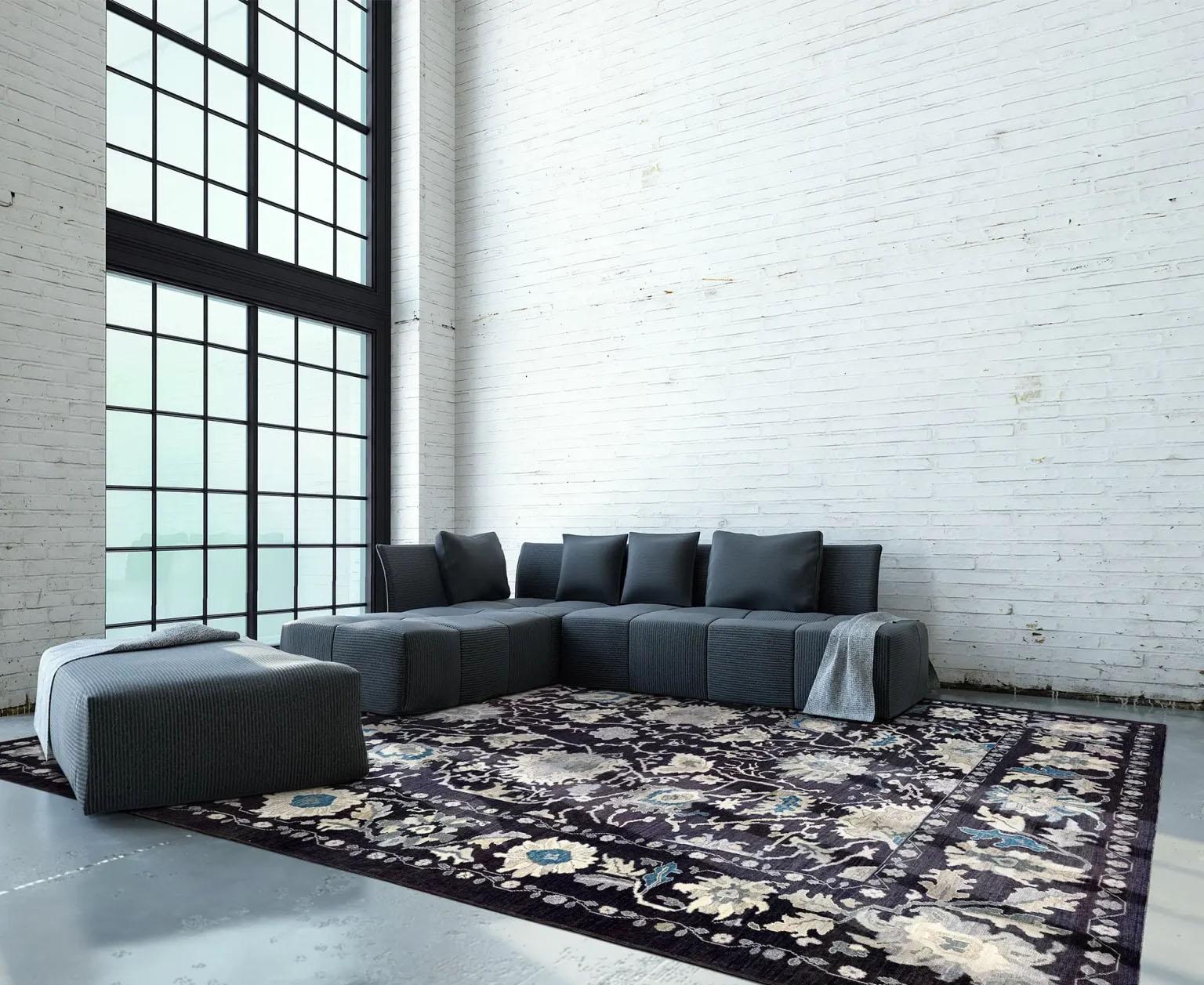 Scopri l'eleganza di questo tappeto Oushak unico nel suo genere, caratterizzato da tappeti d'area del 1990. Progettato con una meticolosa attenzione ai dettagli, questo design esclusivo è perfetto per valorizzare il tuo spazio.