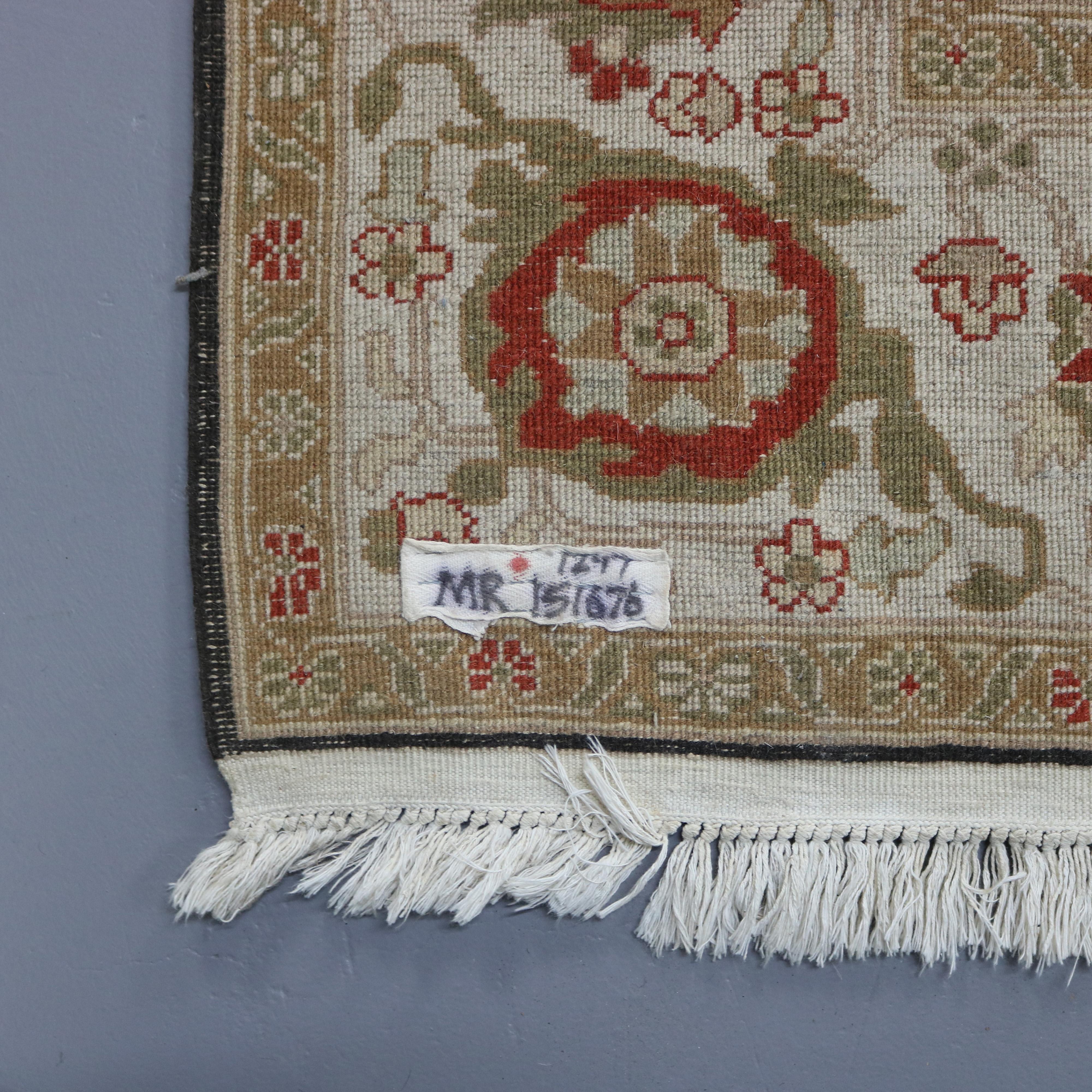 Tapis persan Oushak avec éléments de feuillage, 20e siècle en vente 5