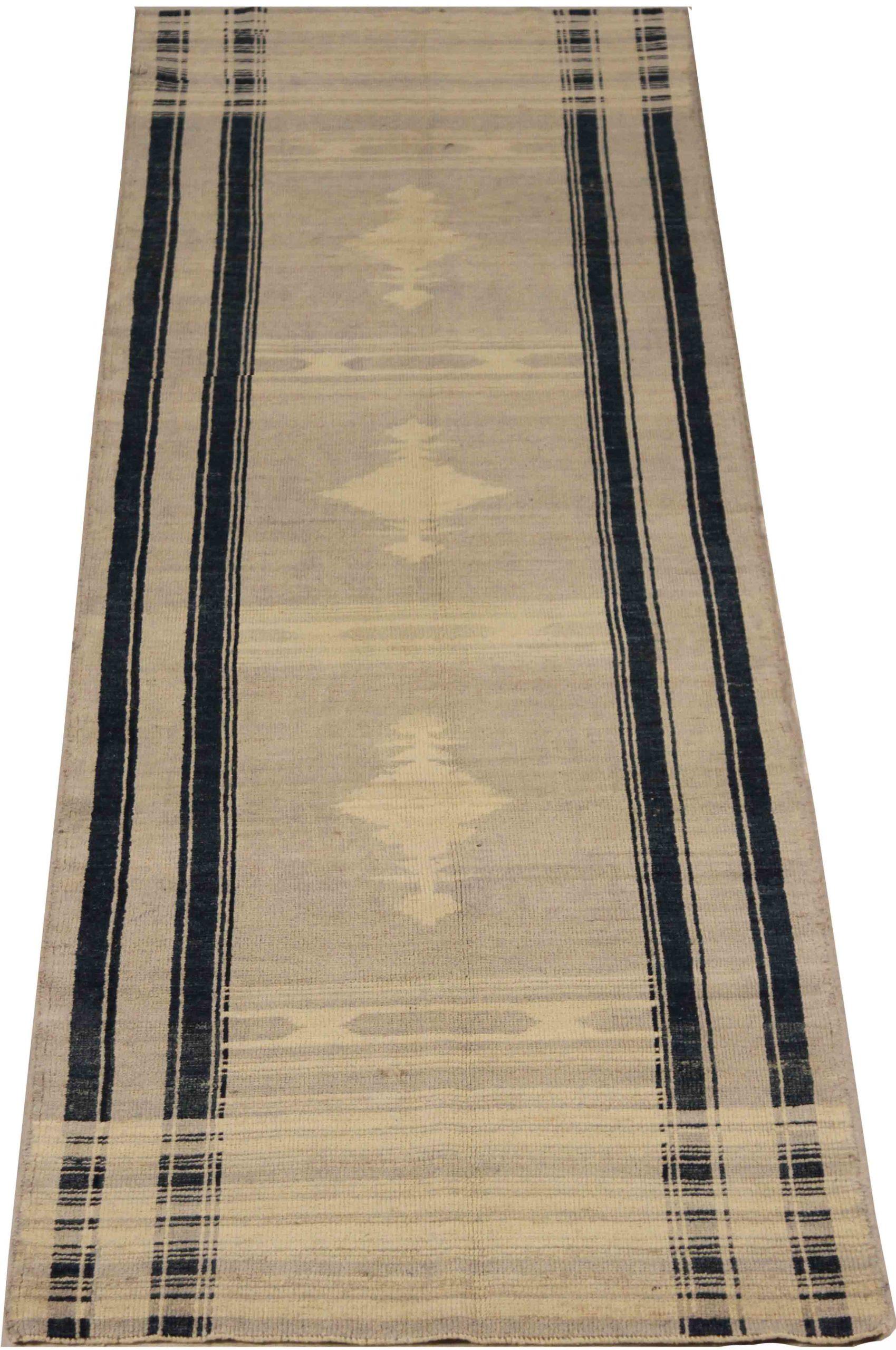 Entdecken Sie die Eleganz des persischen Oushak mit seiner wunderschönen Handwerkskunst aus der Zeit um 1990. Dieses exklusive Design, das mit viel Liebe zum Detail entworfen wurde, ist perfekt, um Ihren Raum zu verschönern.