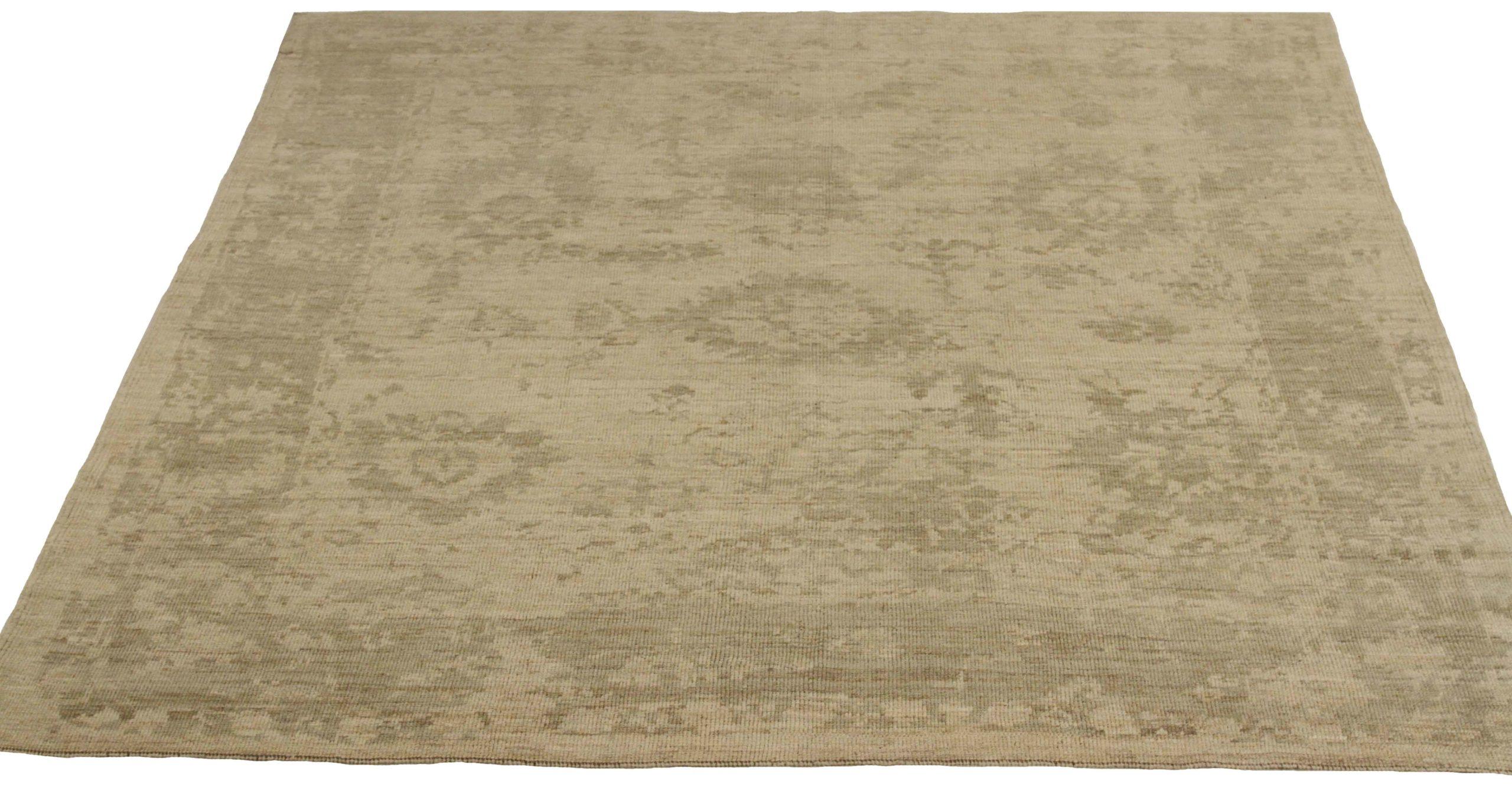 Scopri l'eleganza dell'Oushak persiano, caratterizzato da una splendida lavorazione artigianale del 1990 circa. Progettato con una meticolosa attenzione ai dettagli, questo design esclusivo è perfetto per valorizzare il tuo spazio.