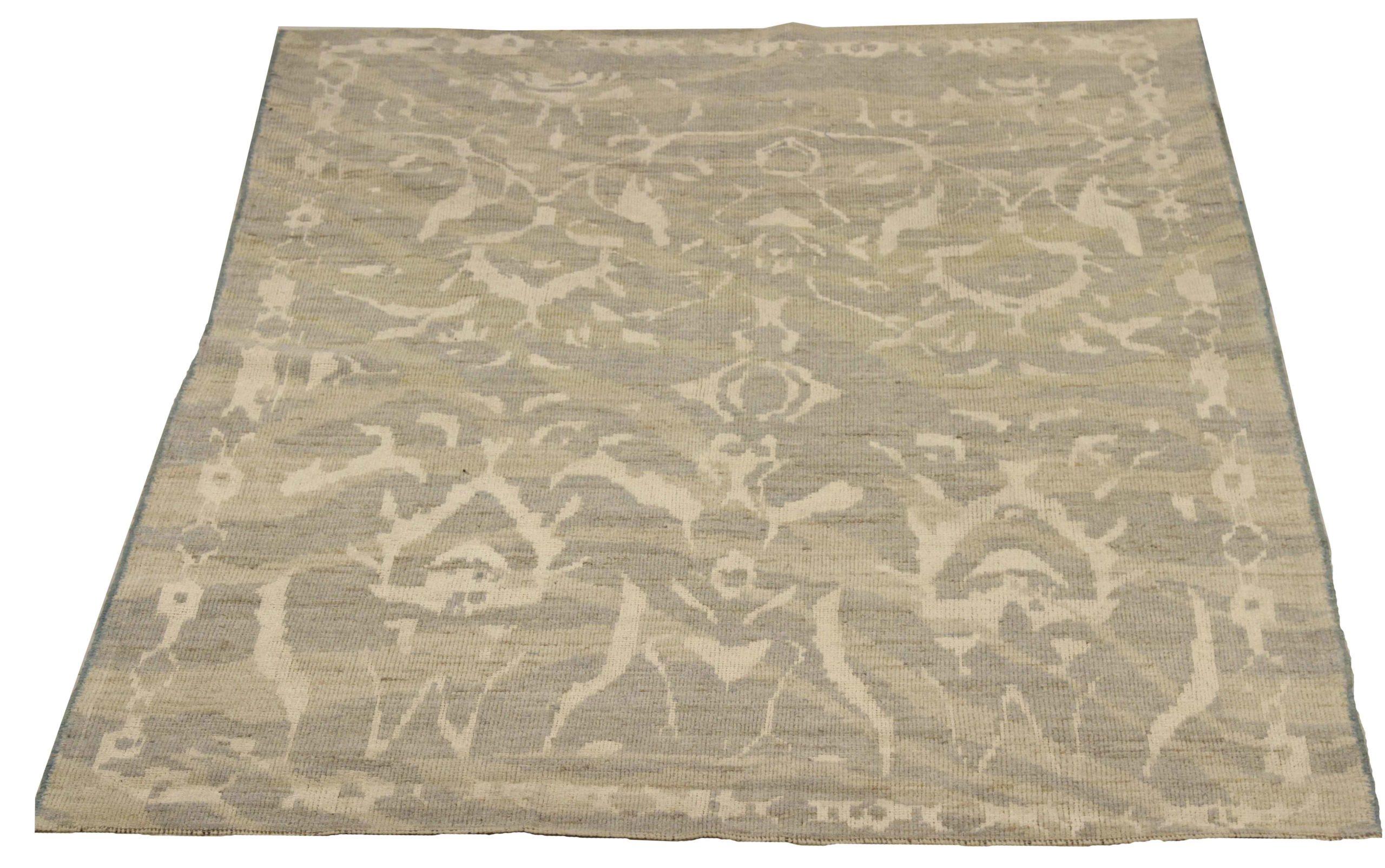 Descubre la elegancia del Oushak persa con su bella artesanía de Circa 1990. Diseñado con meticulosa atención al detalle, este diseño exclusivo es perfecto para realzar tu espacio.