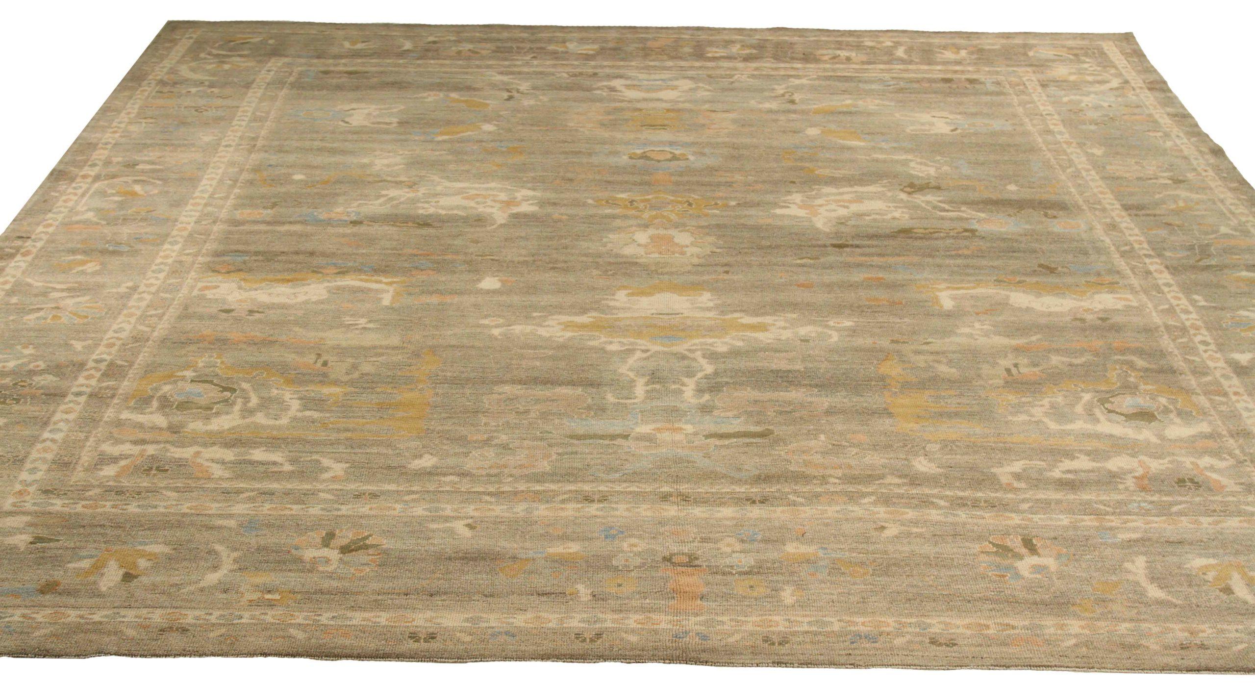 Scopri l'eleganza dell'Oushak persiano, caratterizzato da una splendida lavorazione artigianale del 1990 circa. Progettato con una meticolosa attenzione ai dettagli, questo design esclusivo è perfetto per valorizzare il tuo spazio.