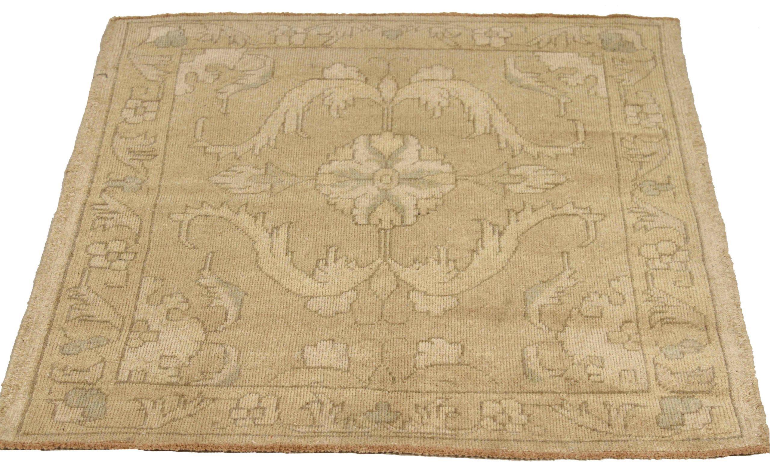 Scopri l'eleganza dell'Oushak persiano, caratterizzato da una splendida lavorazione artigianale del 1990 circa. Progettato con una meticolosa attenzione ai dettagli, questo design esclusivo è perfetto per valorizzare il tuo spazio.