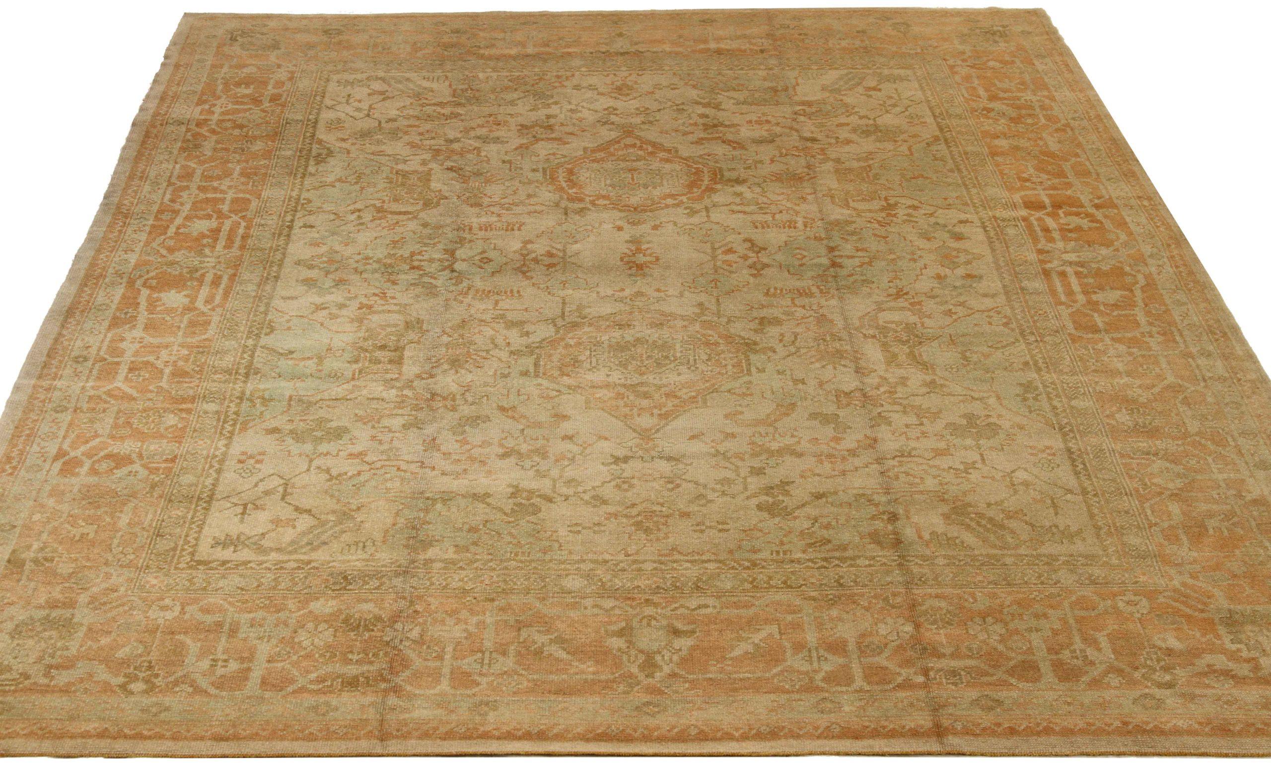 Scopri l'eleganza dell'Oushak persiano, caratterizzato da una splendida lavorazione artigianale del 1990 circa. Progettato con una meticolosa attenzione ai dettagli, questo design esclusivo è perfetto per valorizzare il tuo spazio.