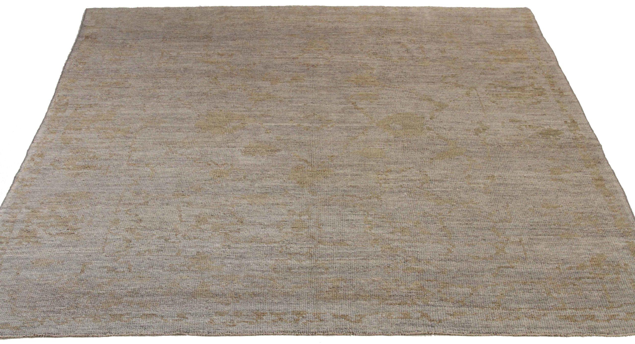 Scopri l'eleganza dell'Oushak persiano, caratterizzato da una splendida lavorazione artigianale del 1990 circa. Progettato con una meticolosa attenzione ai dettagli, questo design esclusivo è perfetto per valorizzare il tuo spazio.