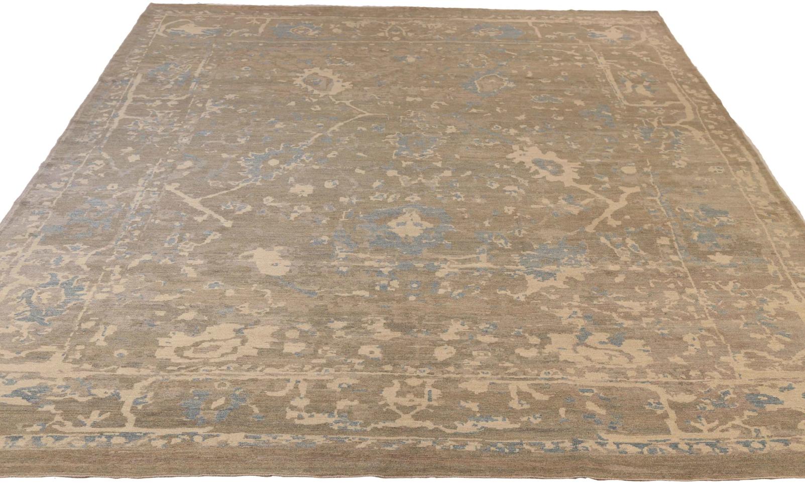 Scopri l'eleganza dell'Oushak persiano, caratterizzato da una splendida lavorazione artigianale del 1990 circa. Progettato con una meticolosa attenzione ai dettagli, questo design esclusivo è perfetto per valorizzare il tuo spazio.