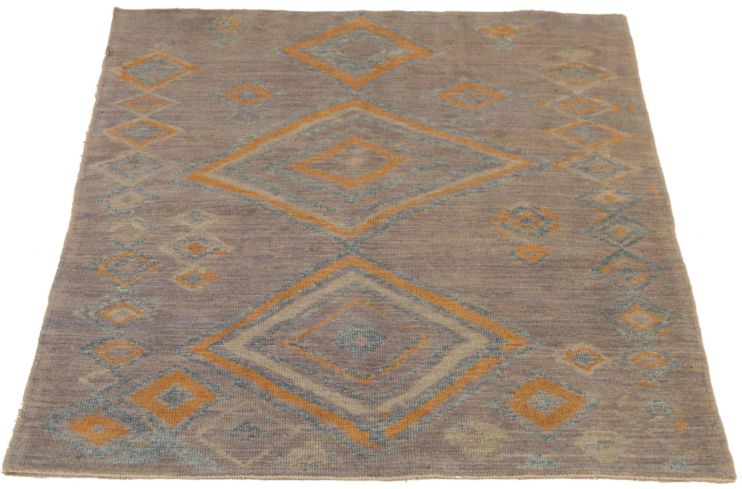 Scopri l'eleganza dell'Oushak persiano, caratterizzato da una splendida lavorazione artigianale del 1990 circa. Progettato con una meticolosa attenzione ai dettagli, questo design esclusivo è perfetto per valorizzare il tuo spazio.
