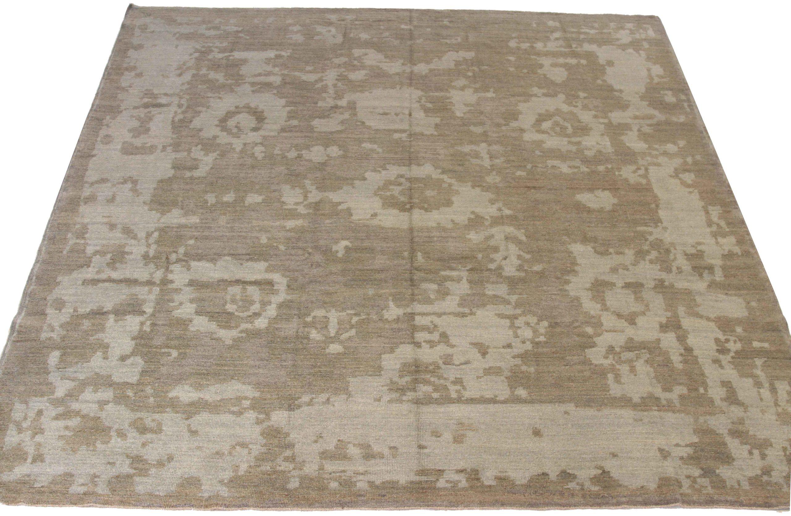 Scopri l'eleganza dell'Oushak persiano, caratterizzato da una splendida lavorazione artigianale del 1990 circa. Progettato con una meticolosa attenzione ai dettagli, questo design esclusivo è perfetto per valorizzare il tuo spazio.
