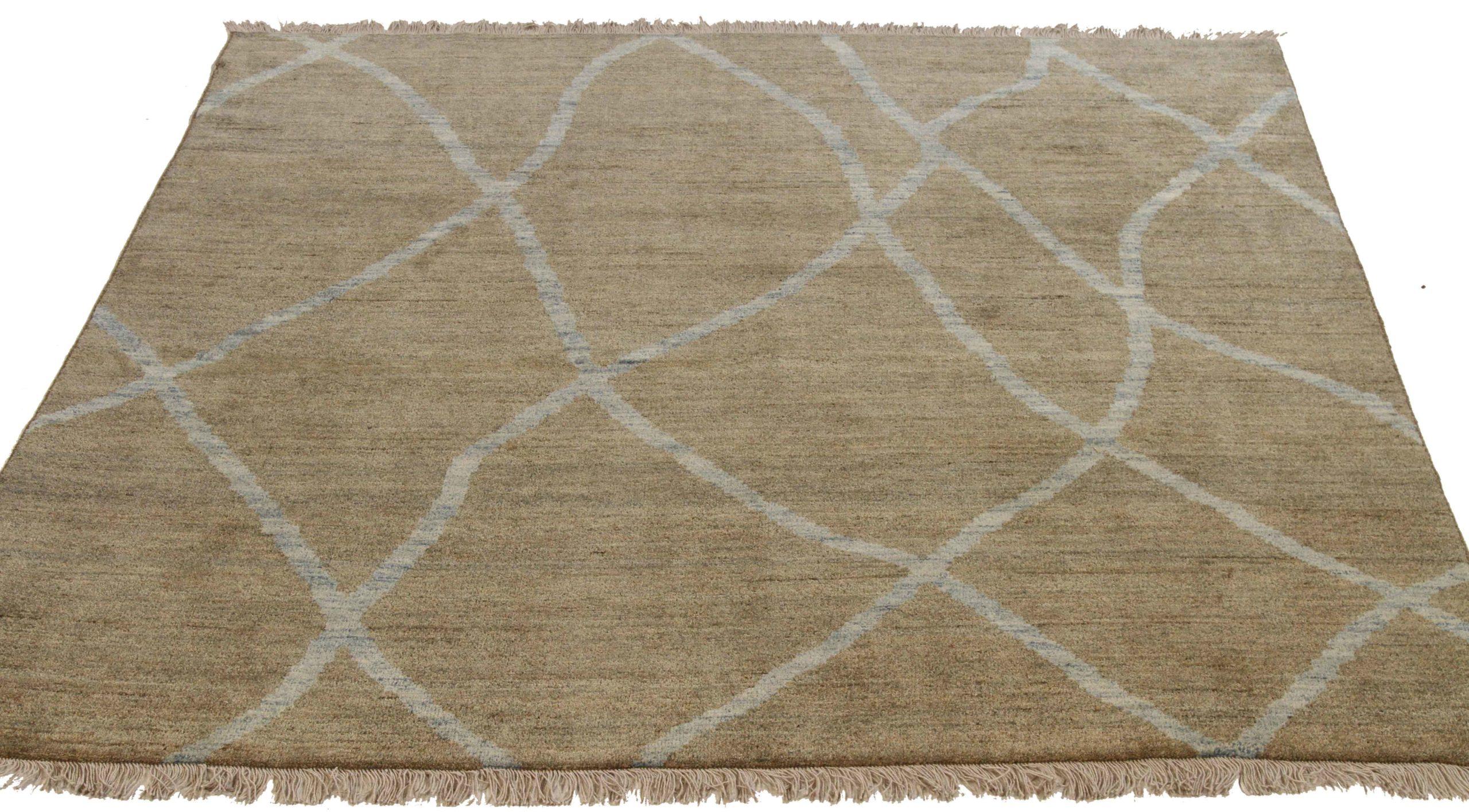 Entdecken Sie die Eleganz des persischen Oushak mit seiner wunderschönen Handwerkskunst aus der Zeit um 1990. Dieses exklusive Design, das mit viel Liebe zum Detail entworfen wurde, ist perfekt, um Ihren Raum zu verschönern.