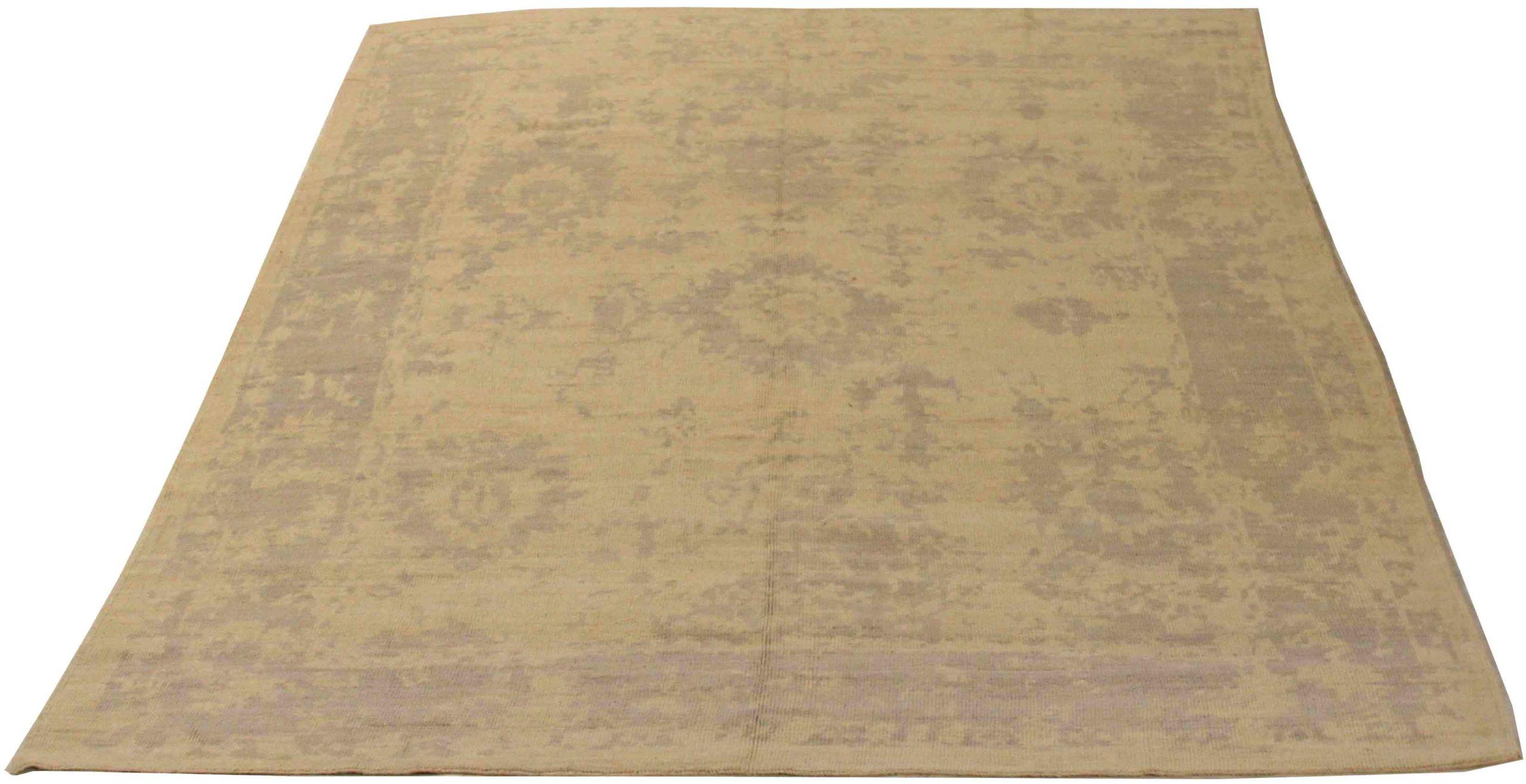 Scopri l'eleganza dell'Oushak persiano, caratterizzato da una splendida lavorazione artigianale del 1990 circa. Progettato con una meticolosa attenzione ai dettagli, questo design esclusivo è perfetto per valorizzare il tuo spazio.