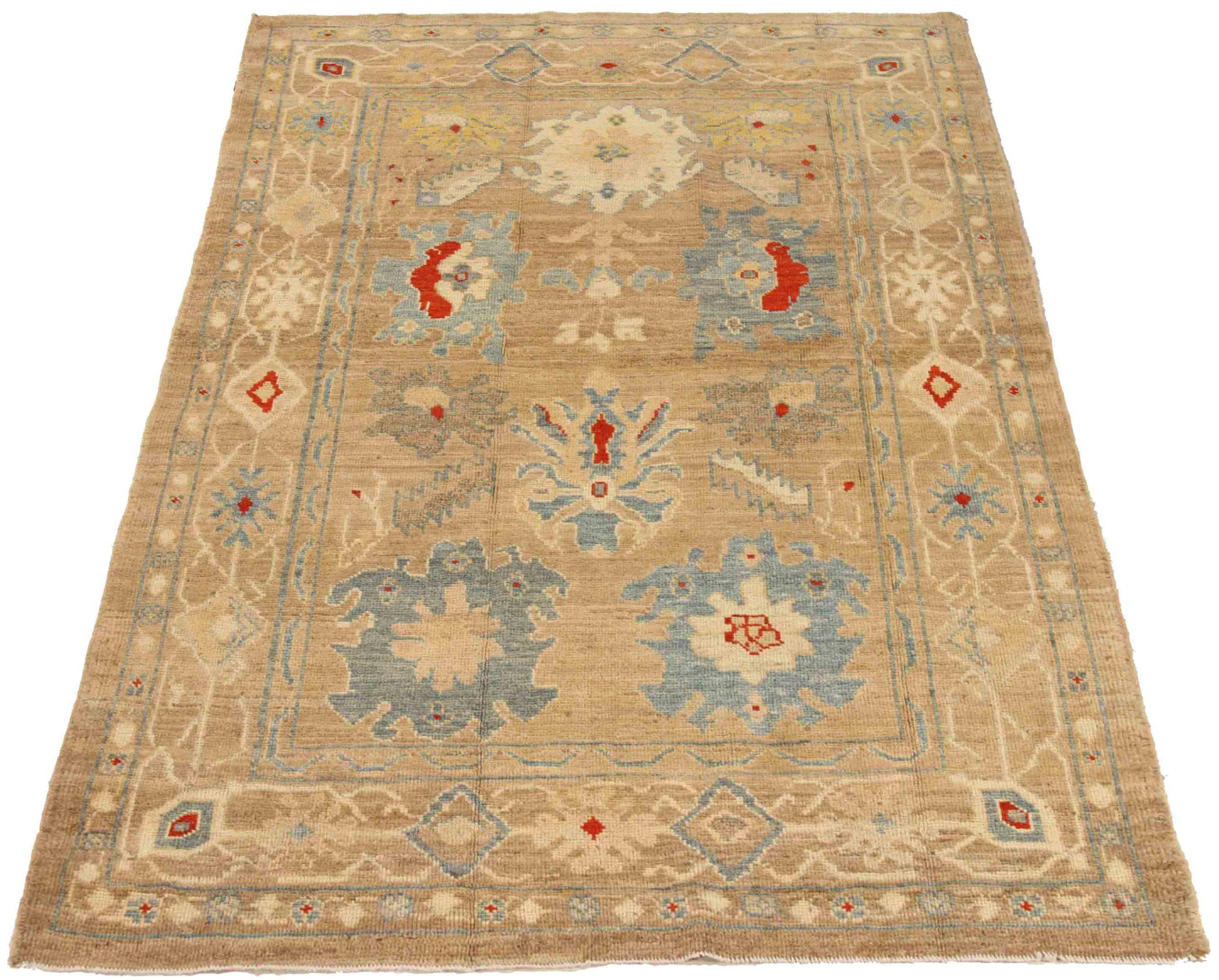 Entdecken Sie die Eleganz des persischen Oushak mit seiner wunderschönen Handwerkskunst aus der Zeit um 1990. Dieses exklusive Design, das mit viel Liebe zum Detail entworfen wurde, ist perfekt, um Ihren Raum zu verschönern.